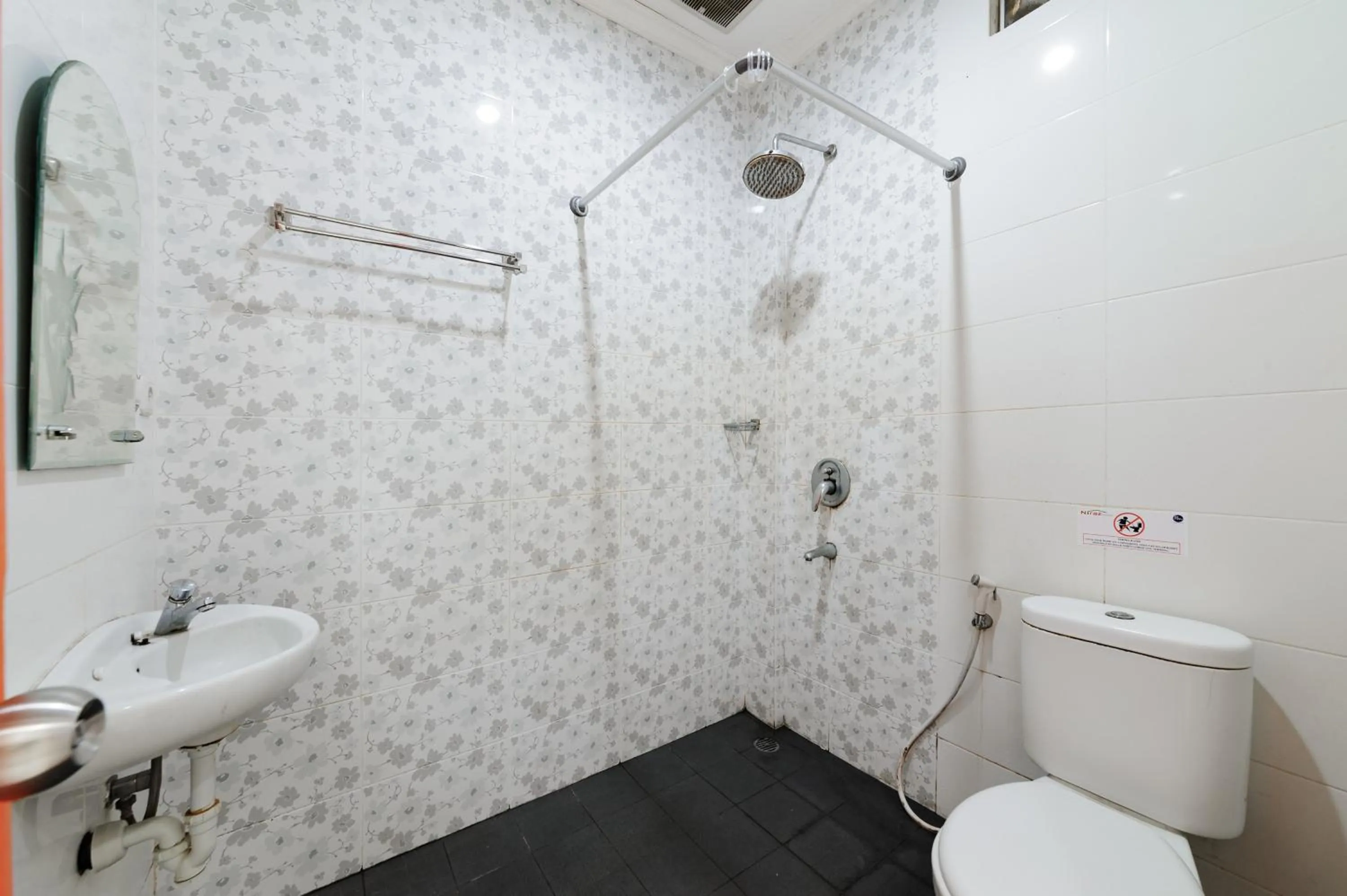 Bathroom in Urbanview Hotel Niraz Banjarmasin by RedDoorz