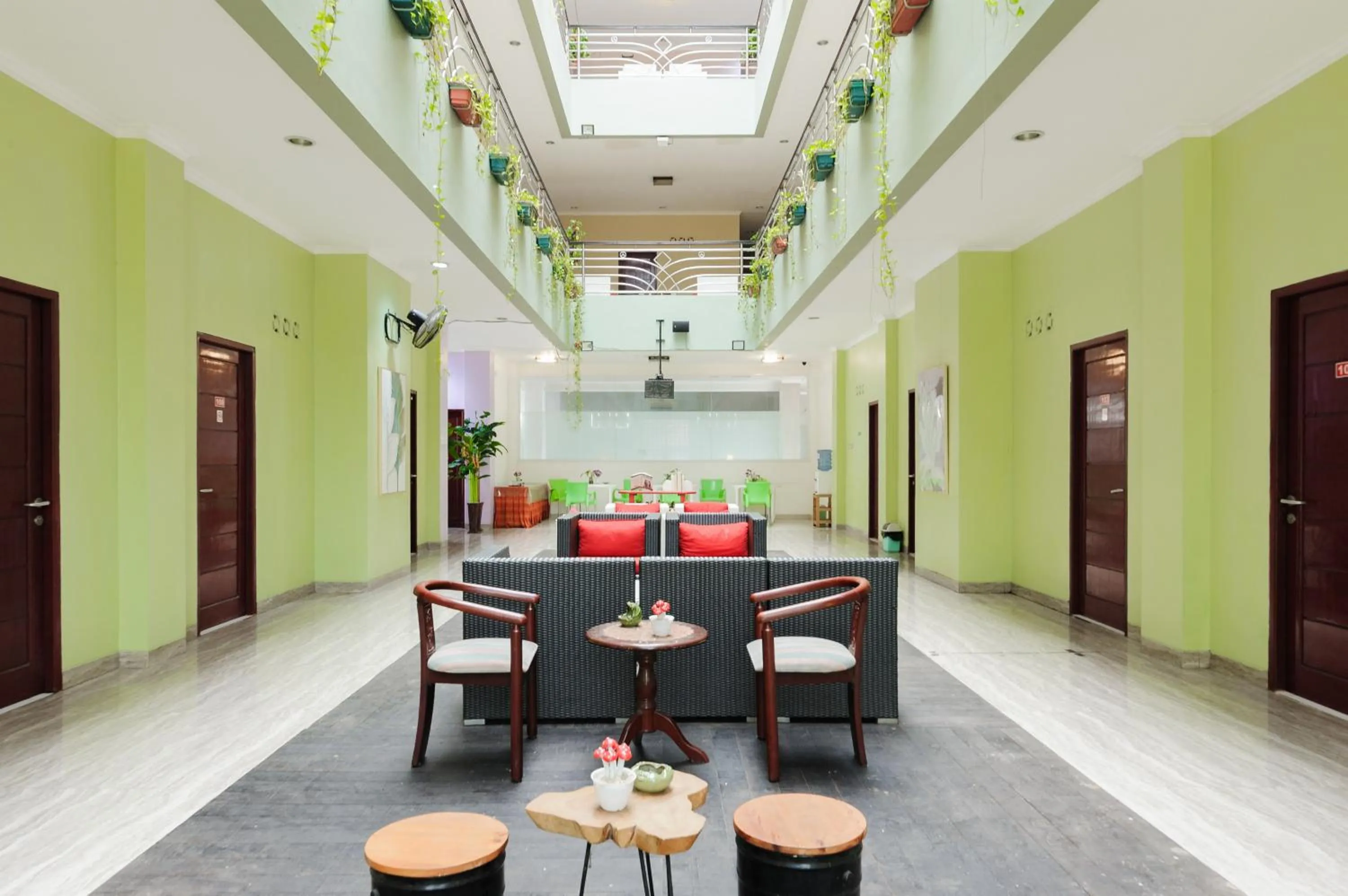 Seating area in Urbanview Hotel Niraz Banjarmasin by RedDoorz