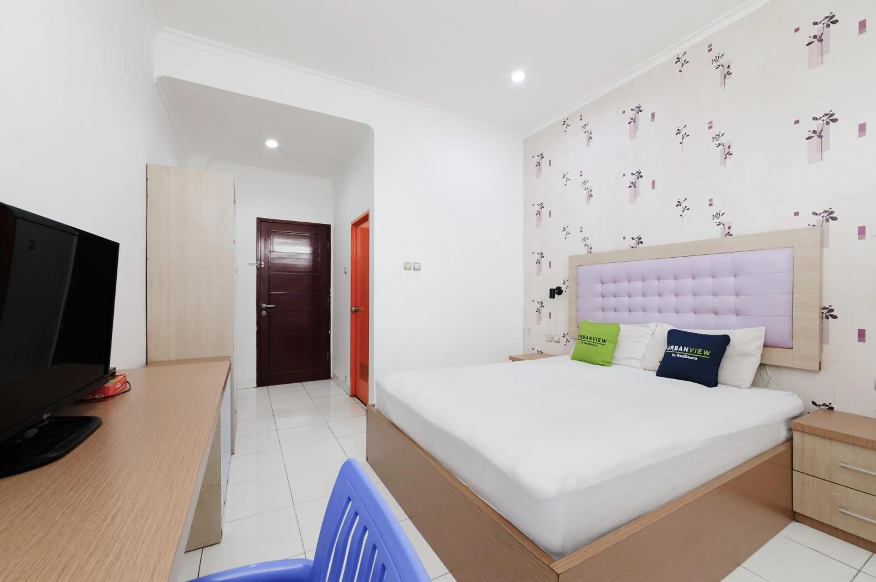 Bedroom, Bed in Urbanview Hotel Niraz Banjarmasin by RedDoorz