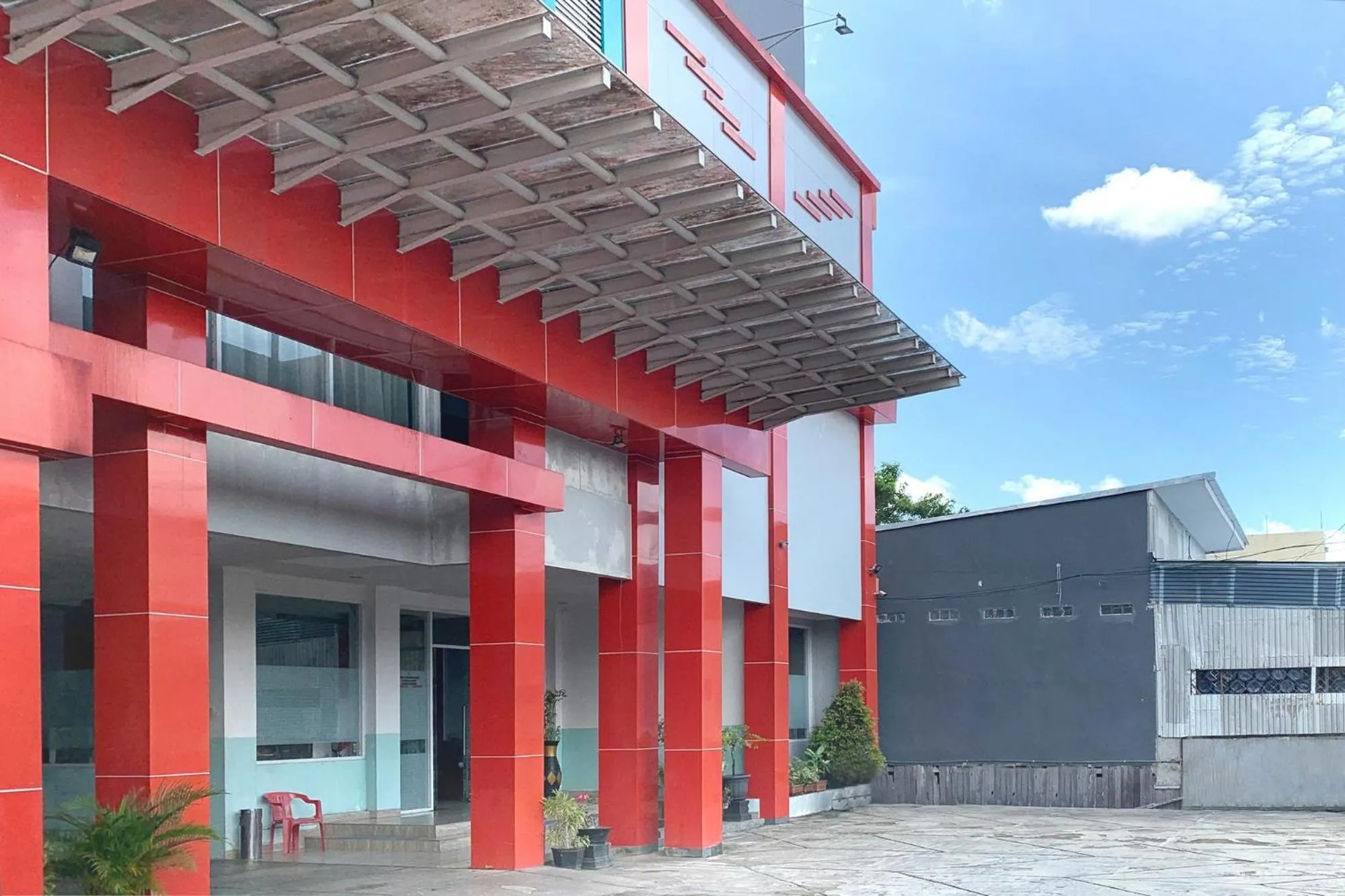 Property building in Urbanview Hotel Niraz Banjarmasin by RedDoorz