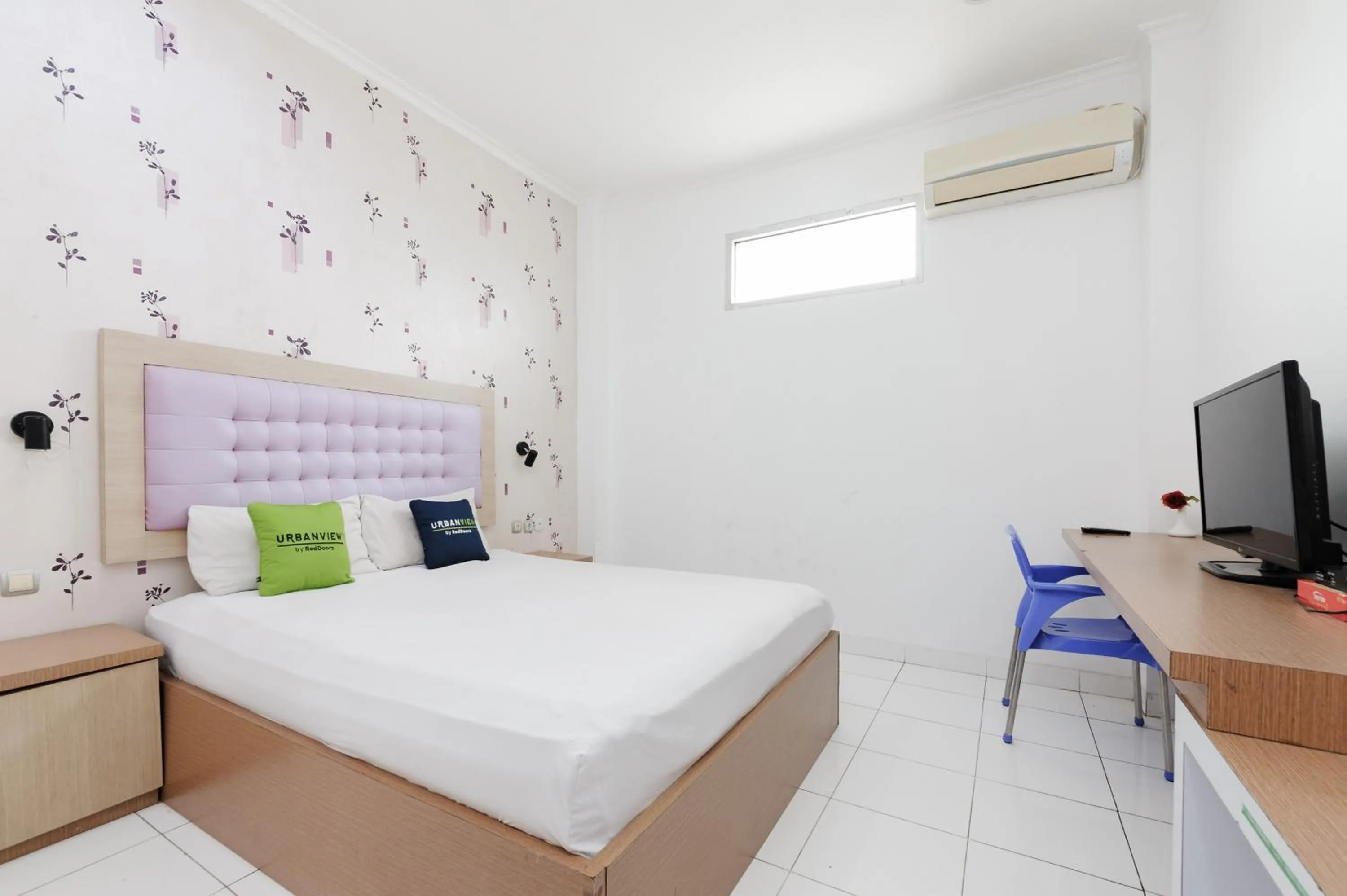 Bedroom, Bed in Urbanview Hotel Niraz Banjarmasin by RedDoorz