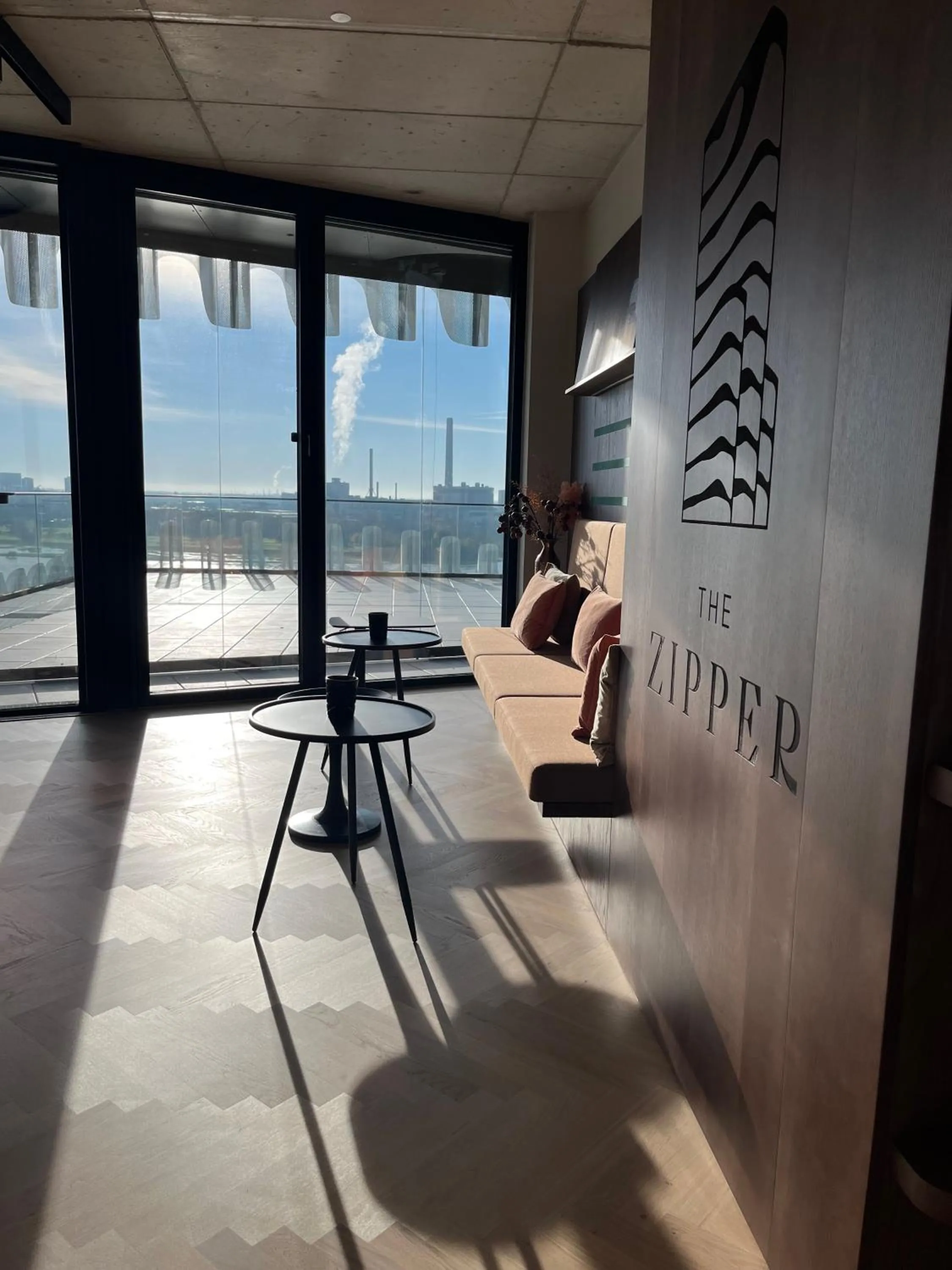 Communal lounge/ TV room in The Zipper Hotel und Apartments