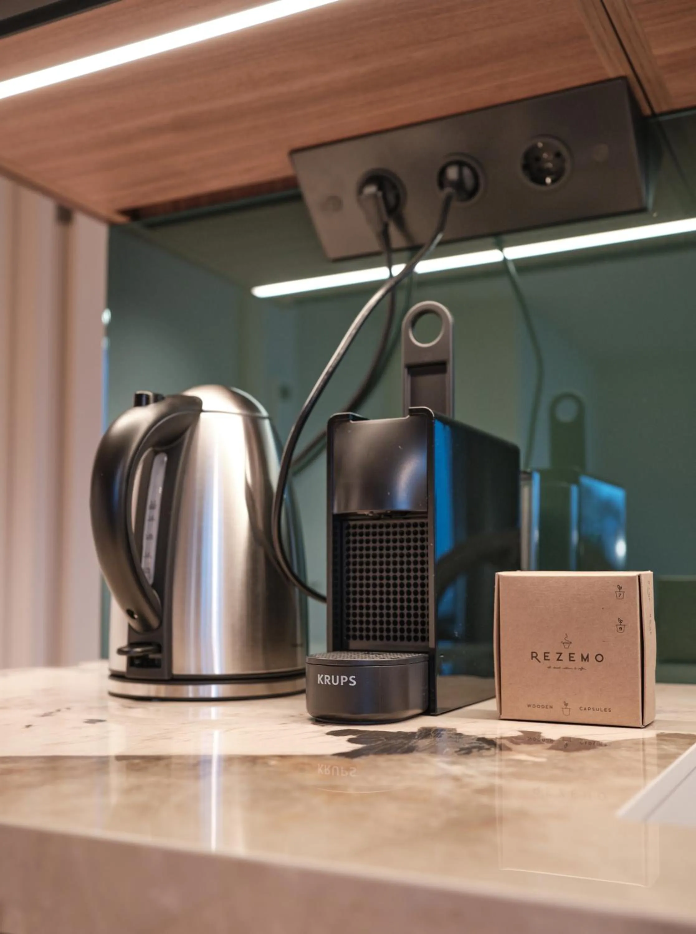 Coffee/tea facilities in The Zipper Hotel und Apartments