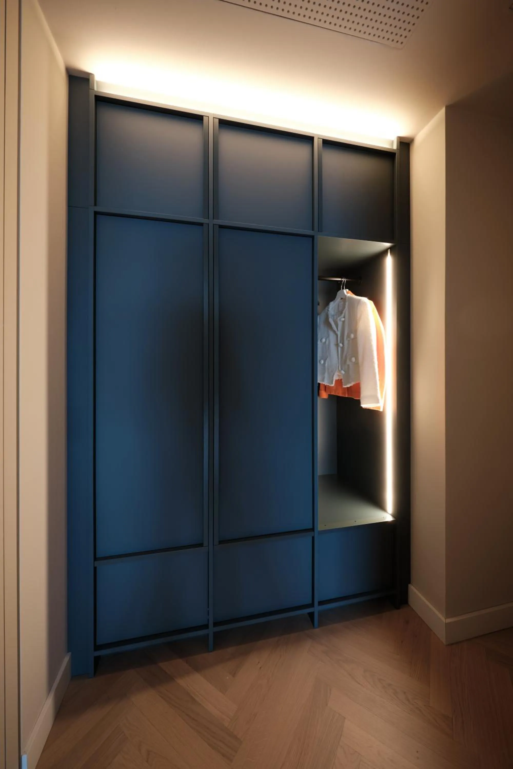 wardrobe in The Zipper Hotel und Apartments