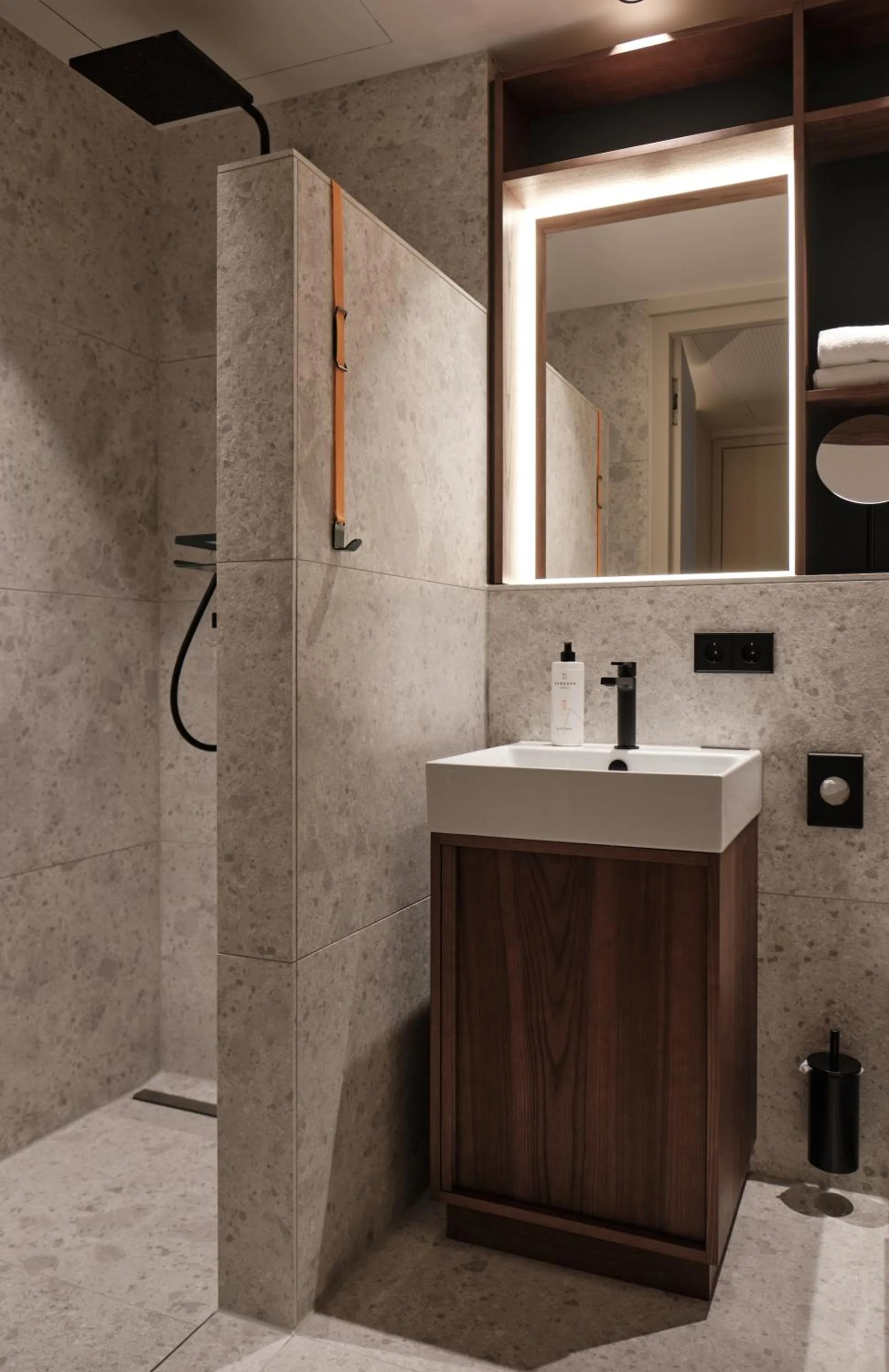 Shower in The Zipper Hotel und Apartments