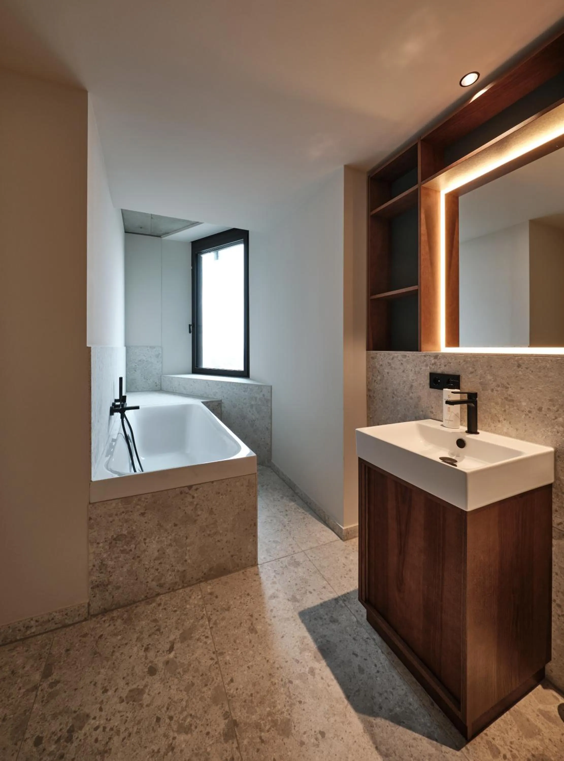 Bathroom, Bed in The Zipper Hotel und Apartments