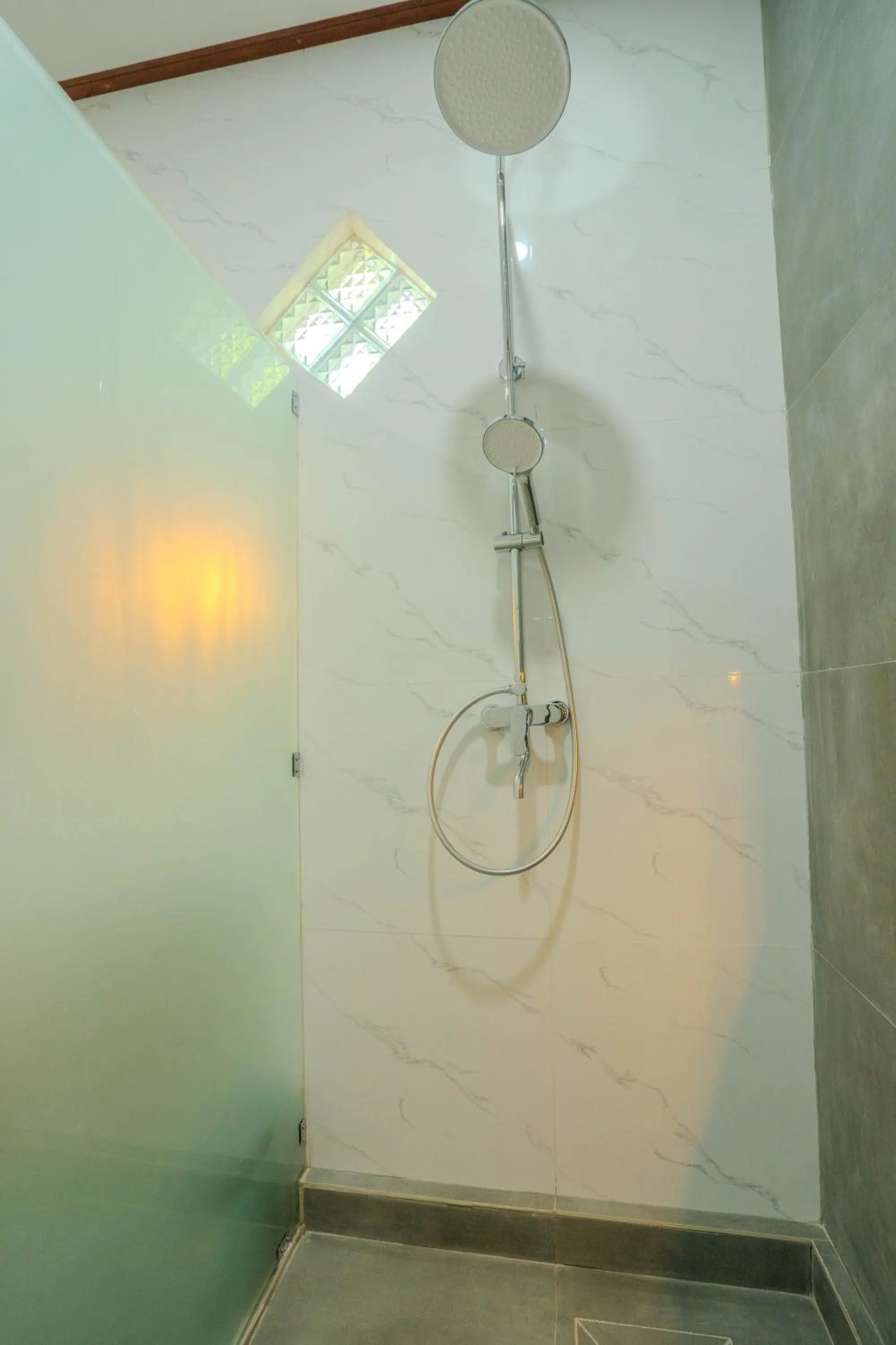 Shower in Bagas Bagus Guesthouse