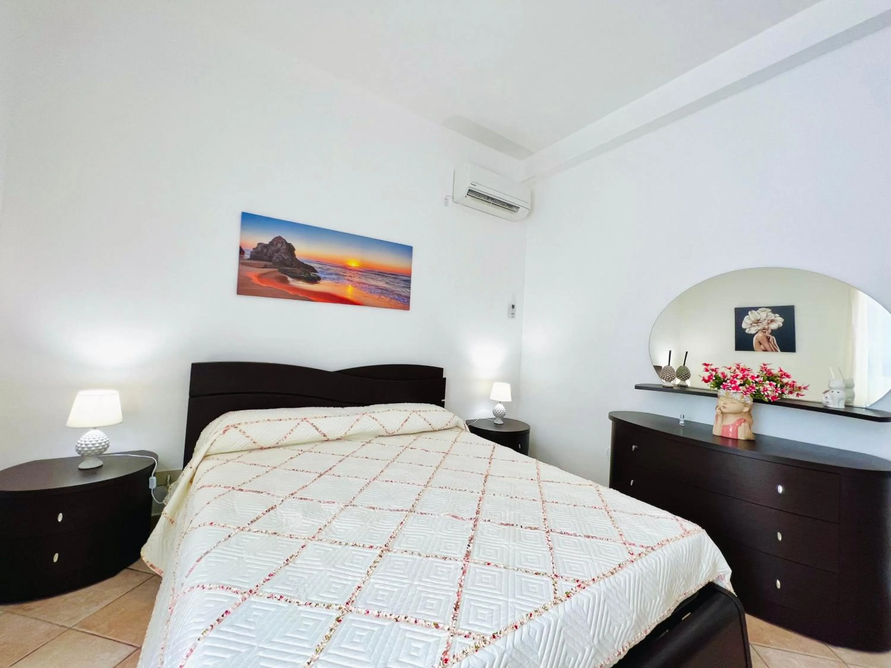 Photo of the whole room, Bed in Villa Genova