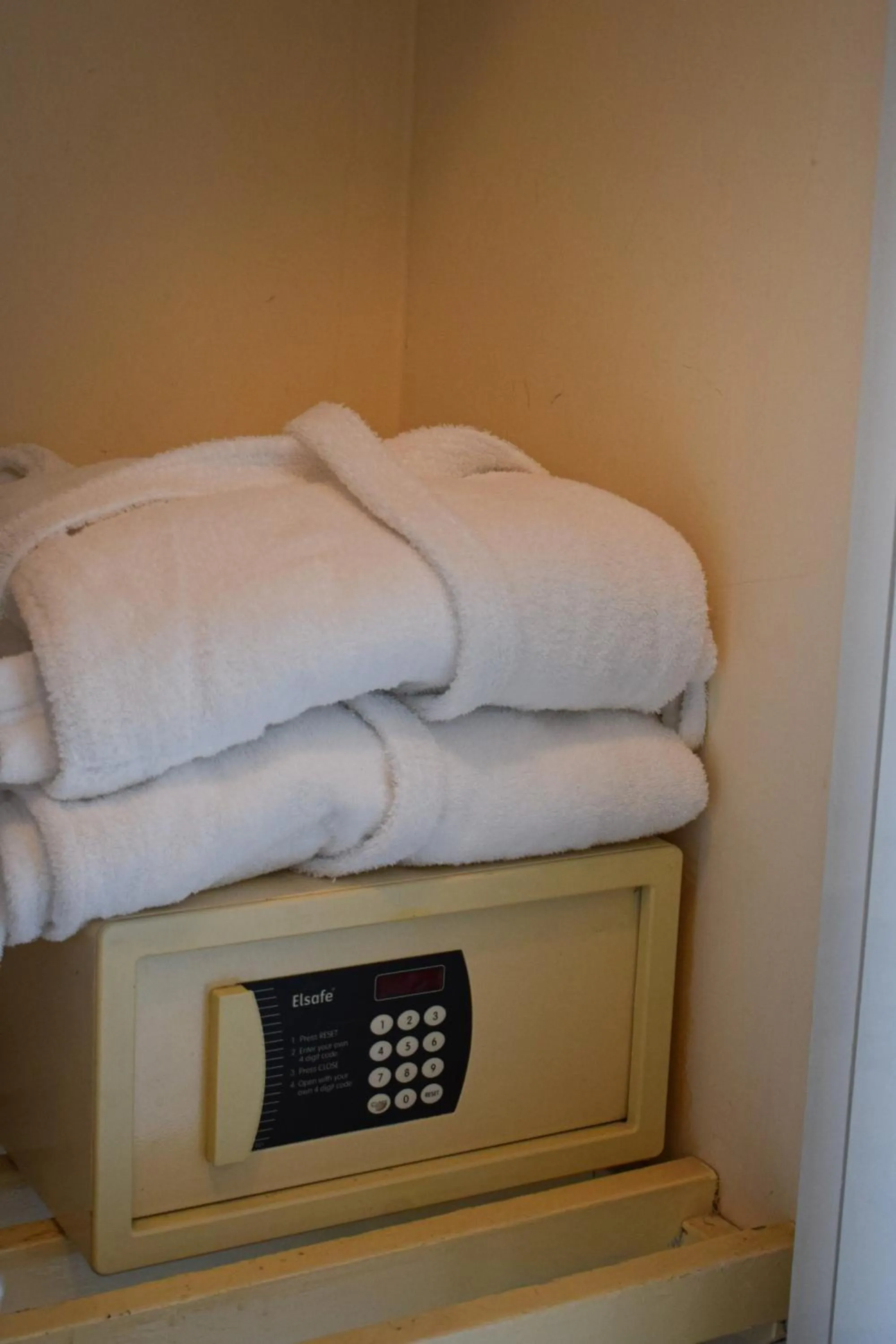 safe, Bed in Hotel Theoxenia