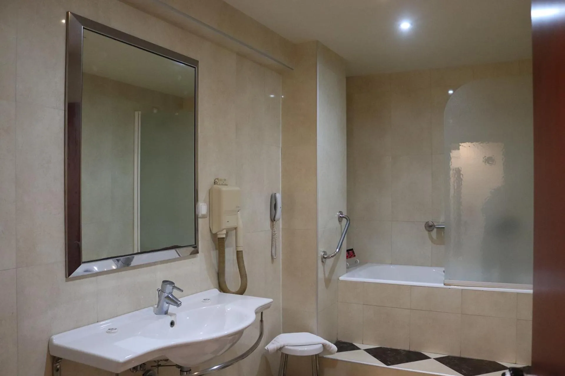 Shower in Hotel Theoxenia