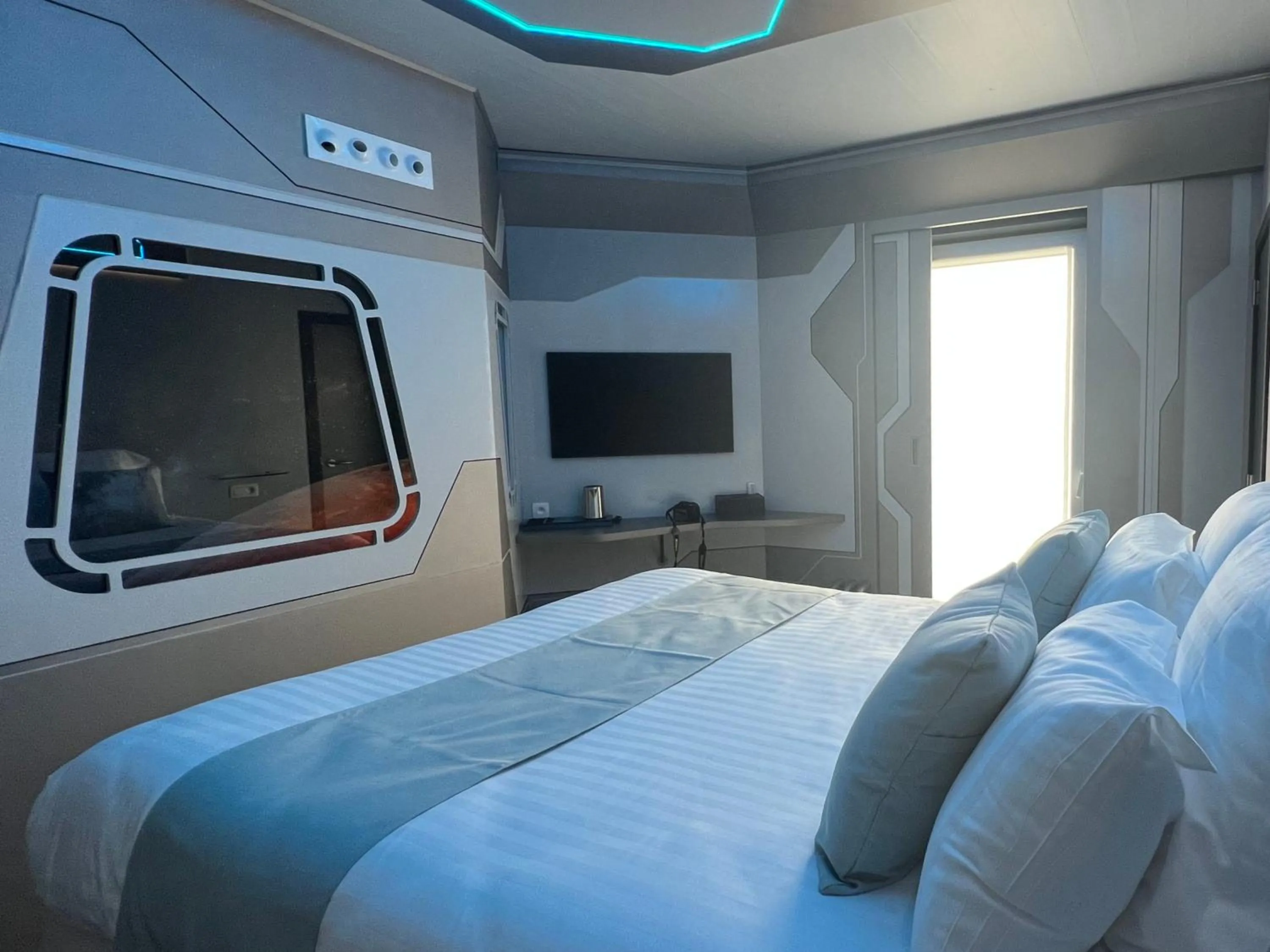 Queen Room with Spa Bath in Inthemia