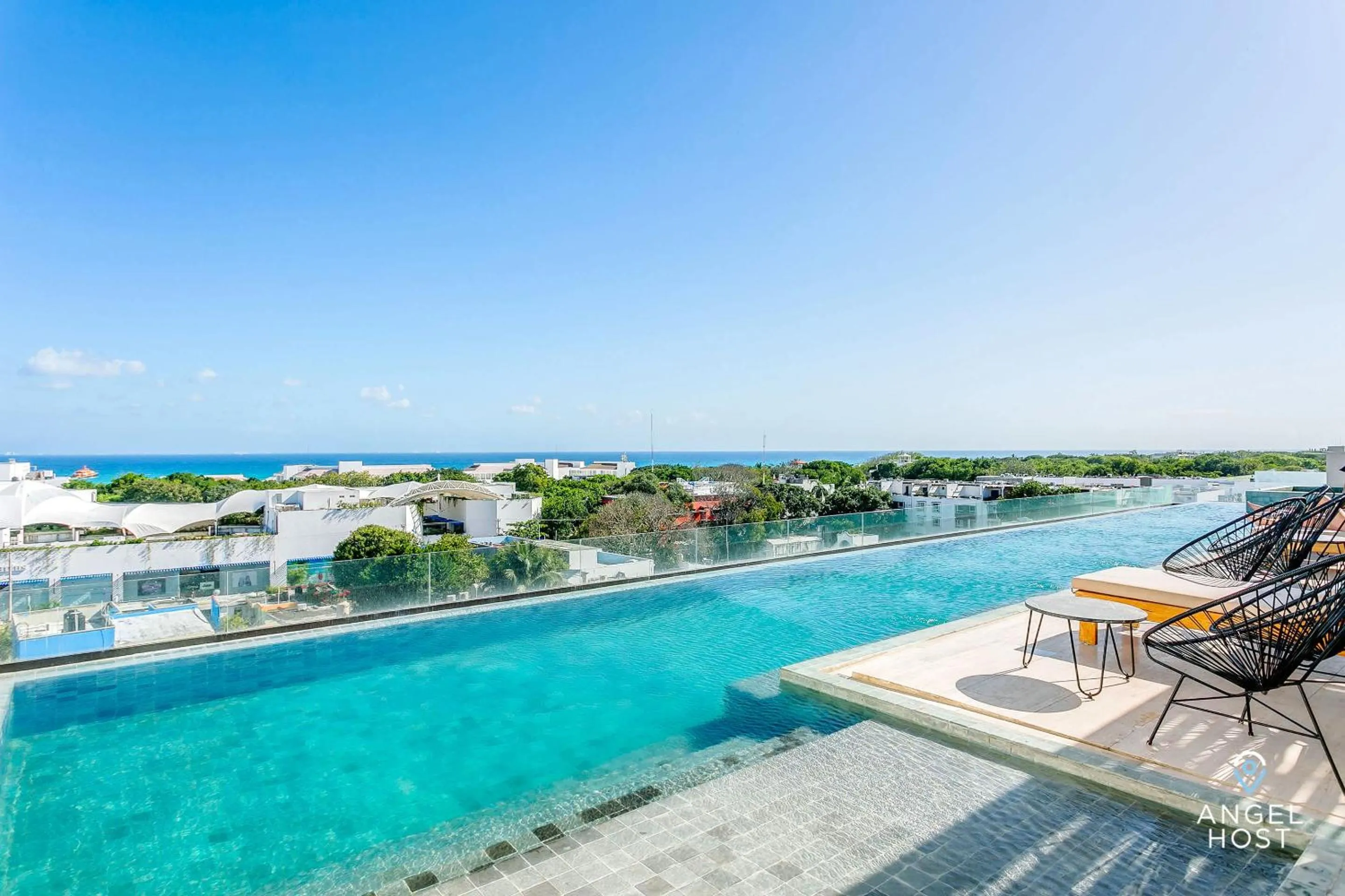 Day in NEW Downtown Stay with Oceanview Roof Pool and Gym plus Cafe