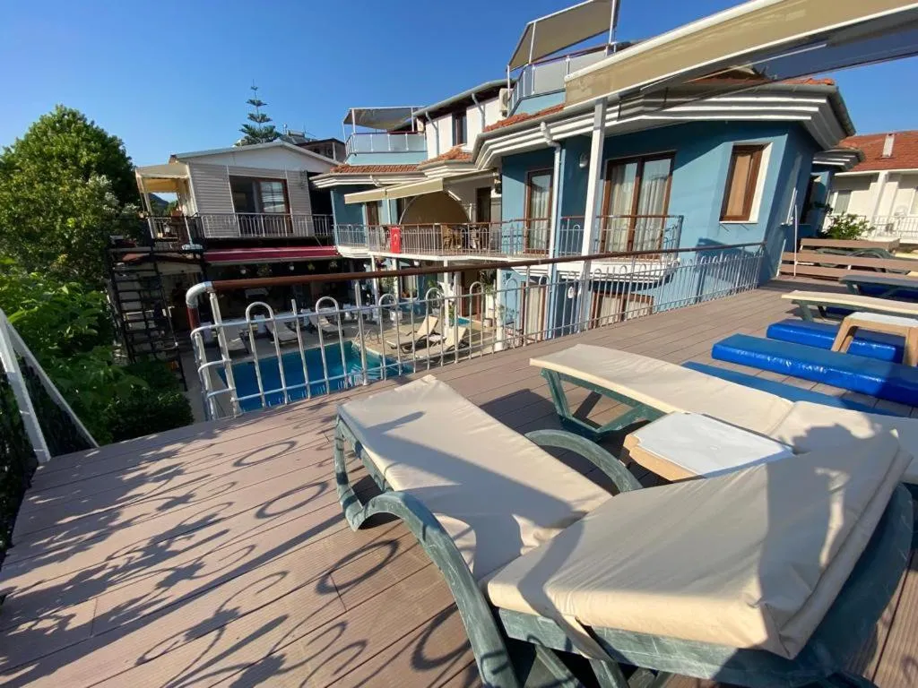 Balcony/Terrace, Swimming Pool in Tulip Apart Hotel
