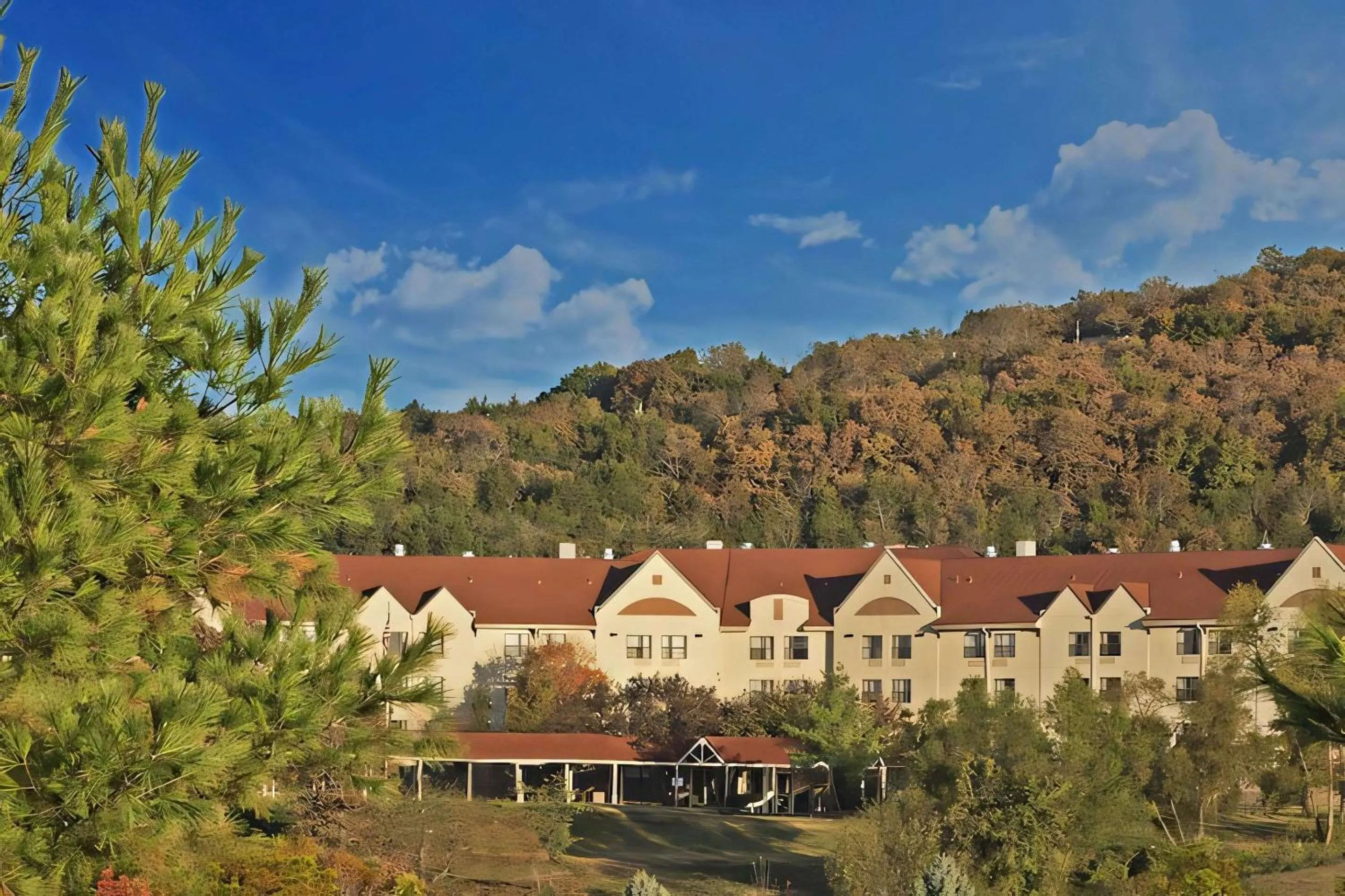 Property building in Branson Hillside Hotel