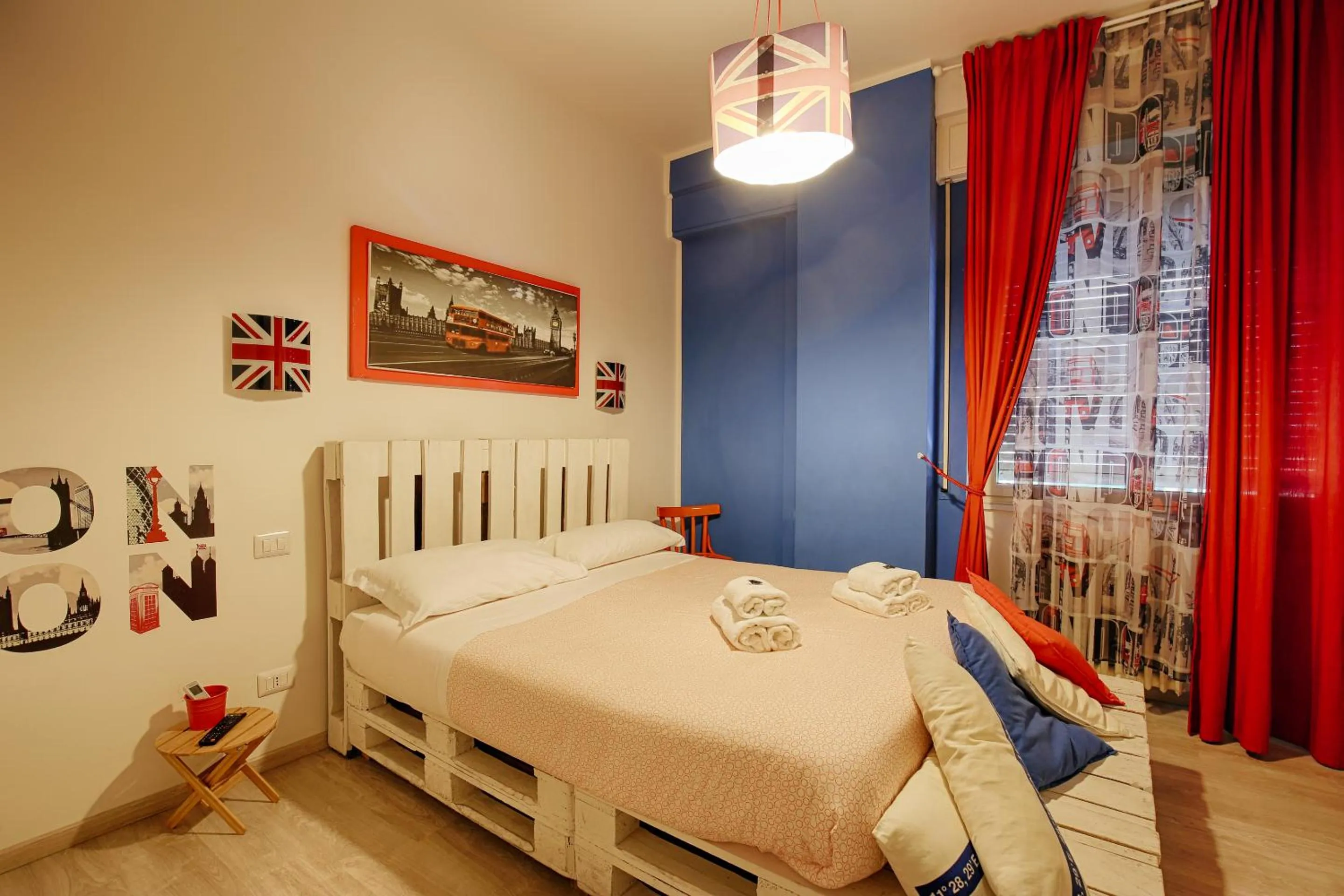 Photo of the whole room, Bed in Jet Lag Guesthouse