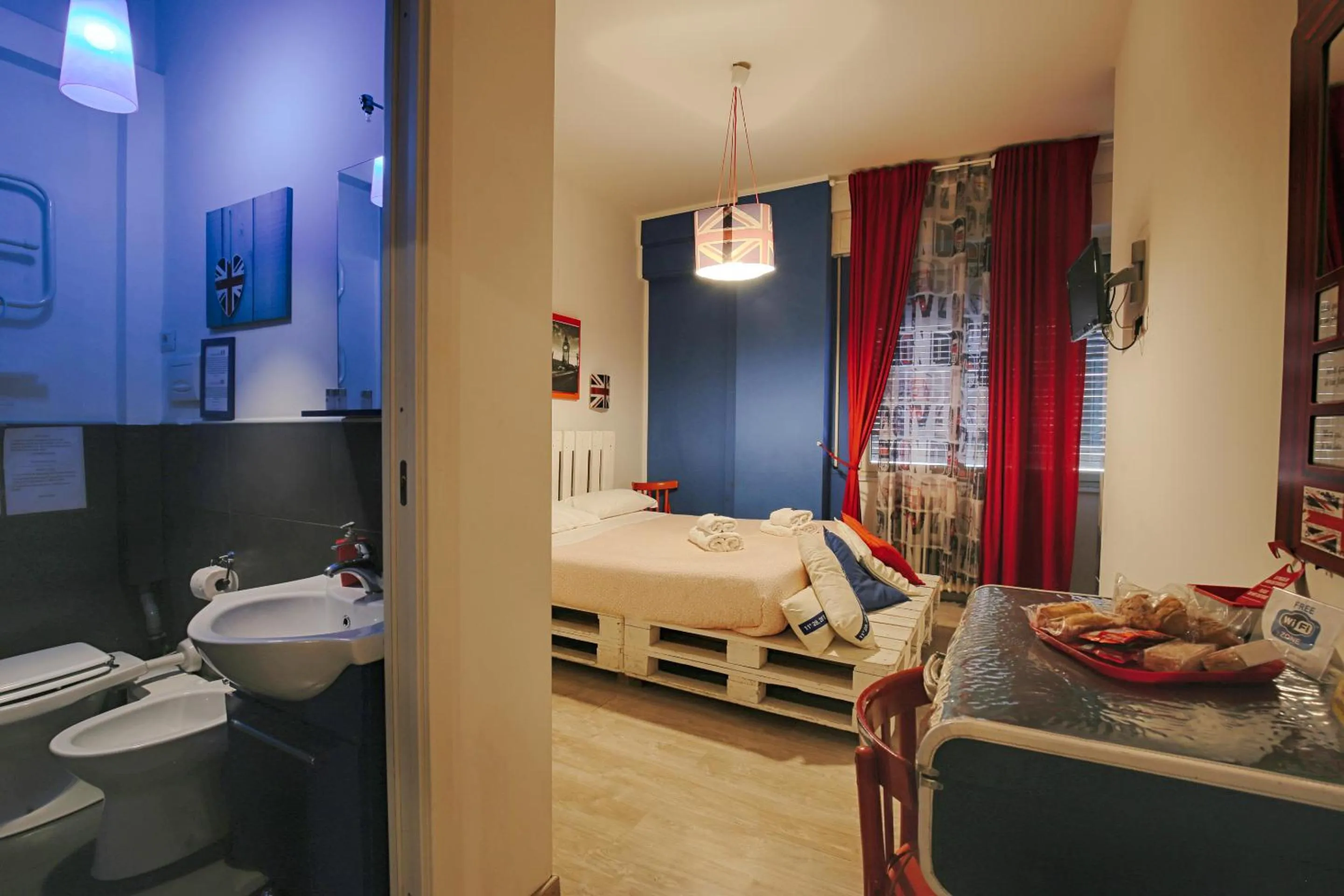 Photo of the whole room, Bed in Jet Lag Guesthouse