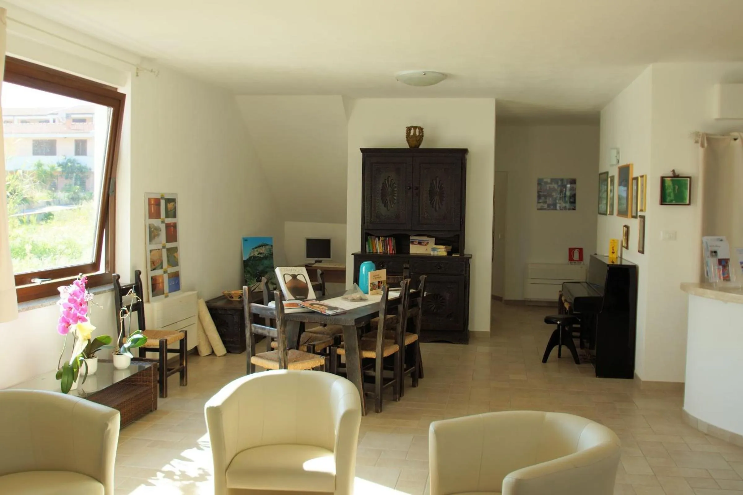 Library in Hotel La Tartaruga Bianca