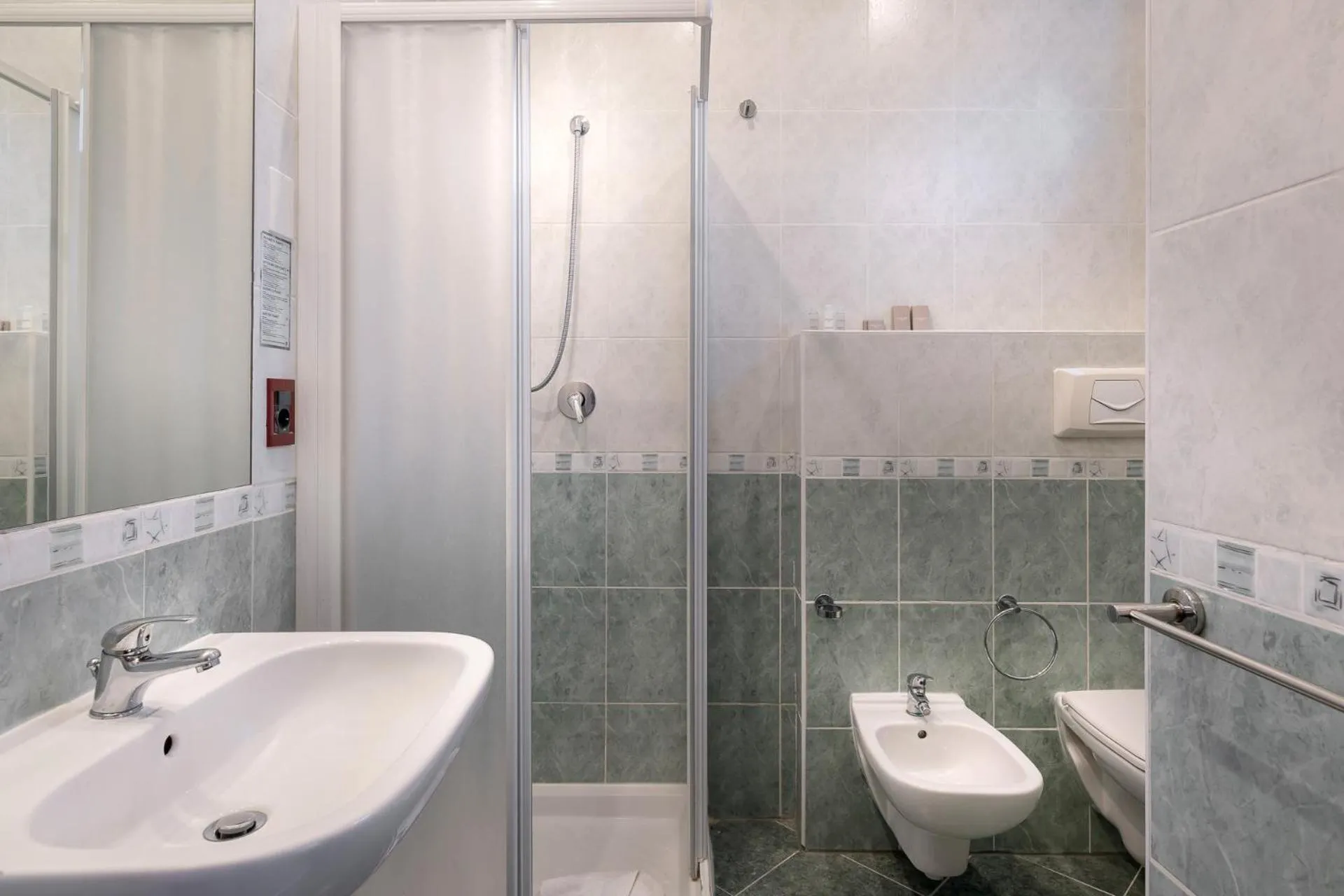 Shower in Hotel Pierre "NUOVA GESTIONE"