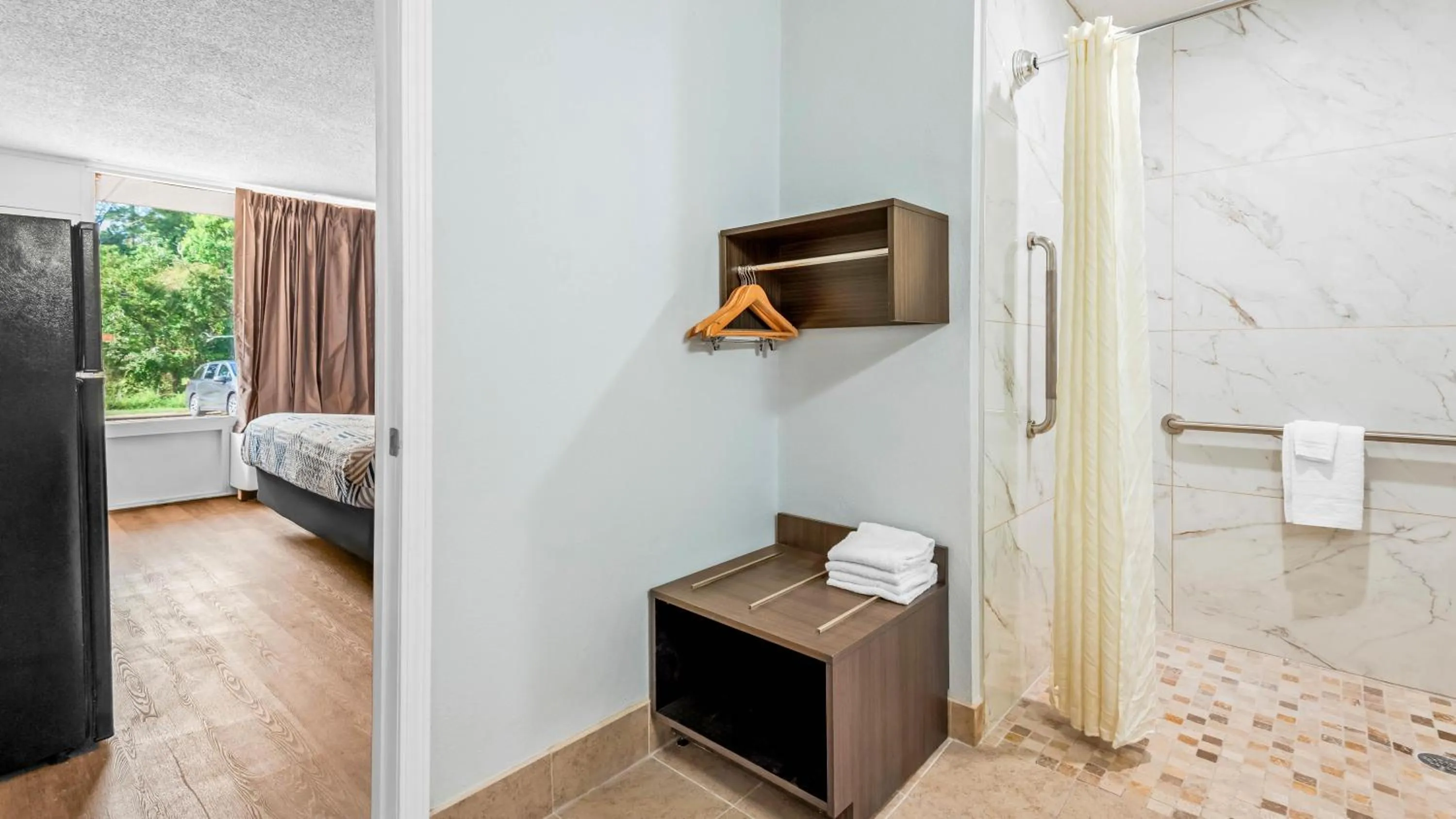 Bathroom, Bed in Motel 6 Hammond, LA – I 12 – I 55