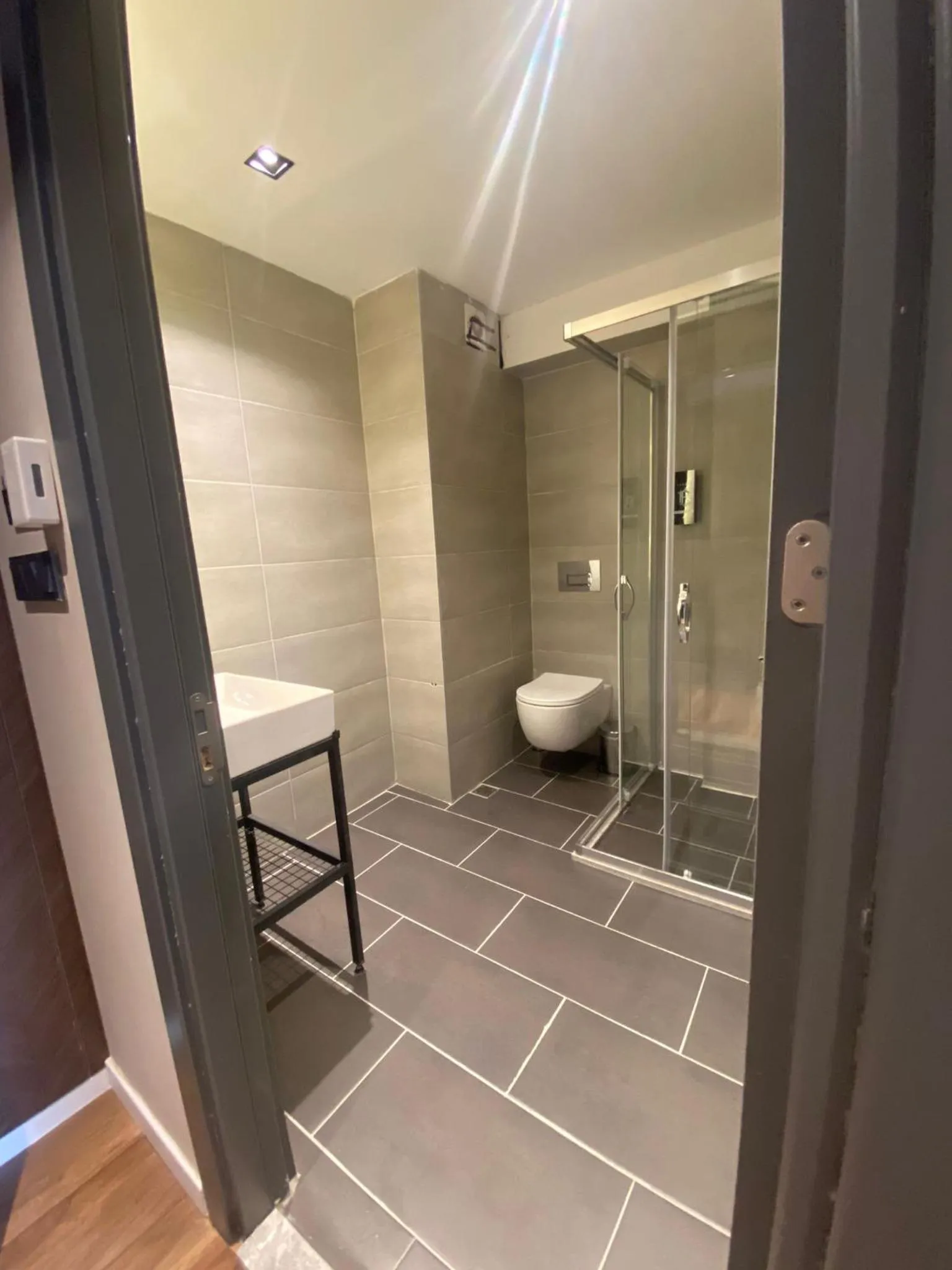 Shower in THE ROYALS HOTEL