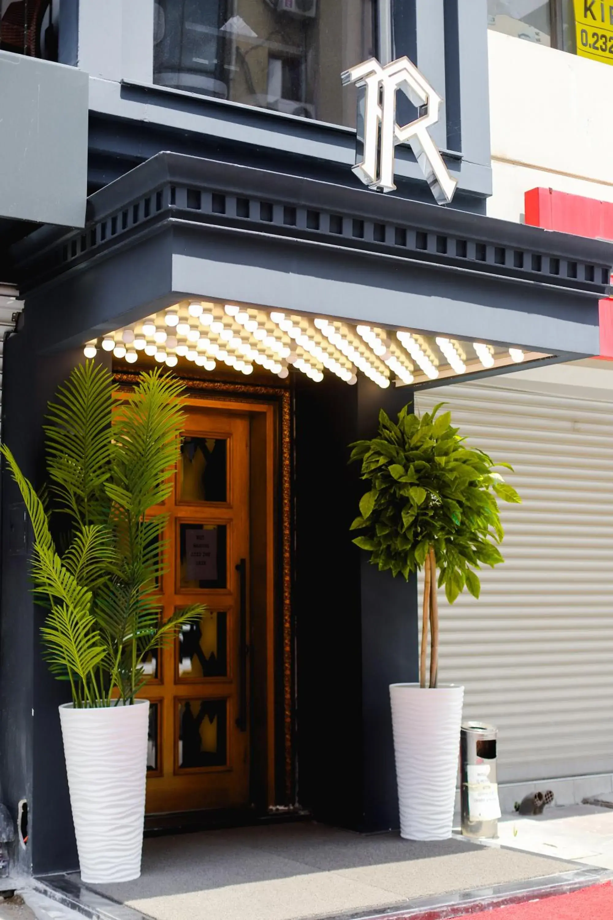 THE ROYALS HOTEL THE ROYALS HOTEL