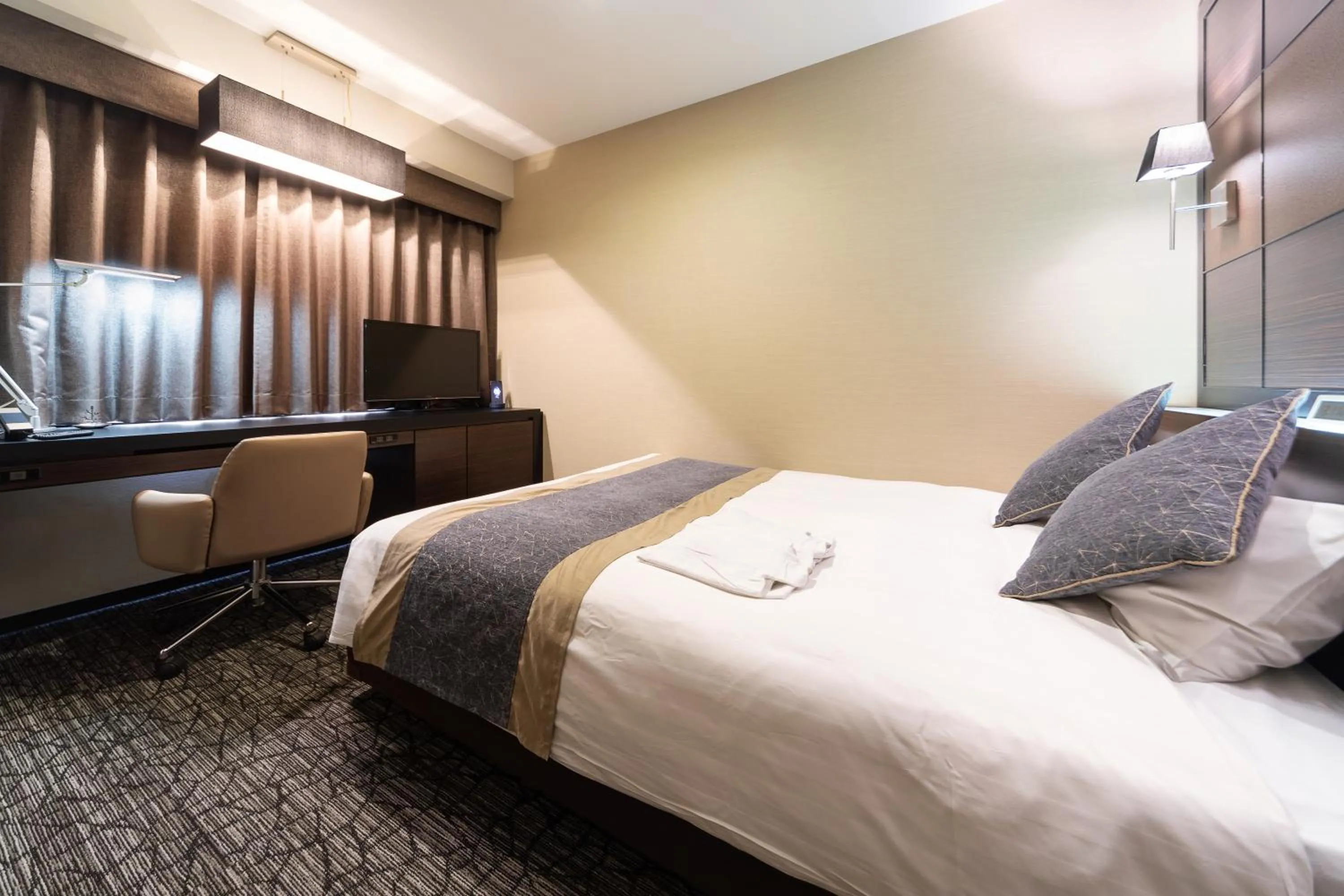 Photo of the whole room, Bed in Hotel Wing International Premium Tokyo Yotsuya