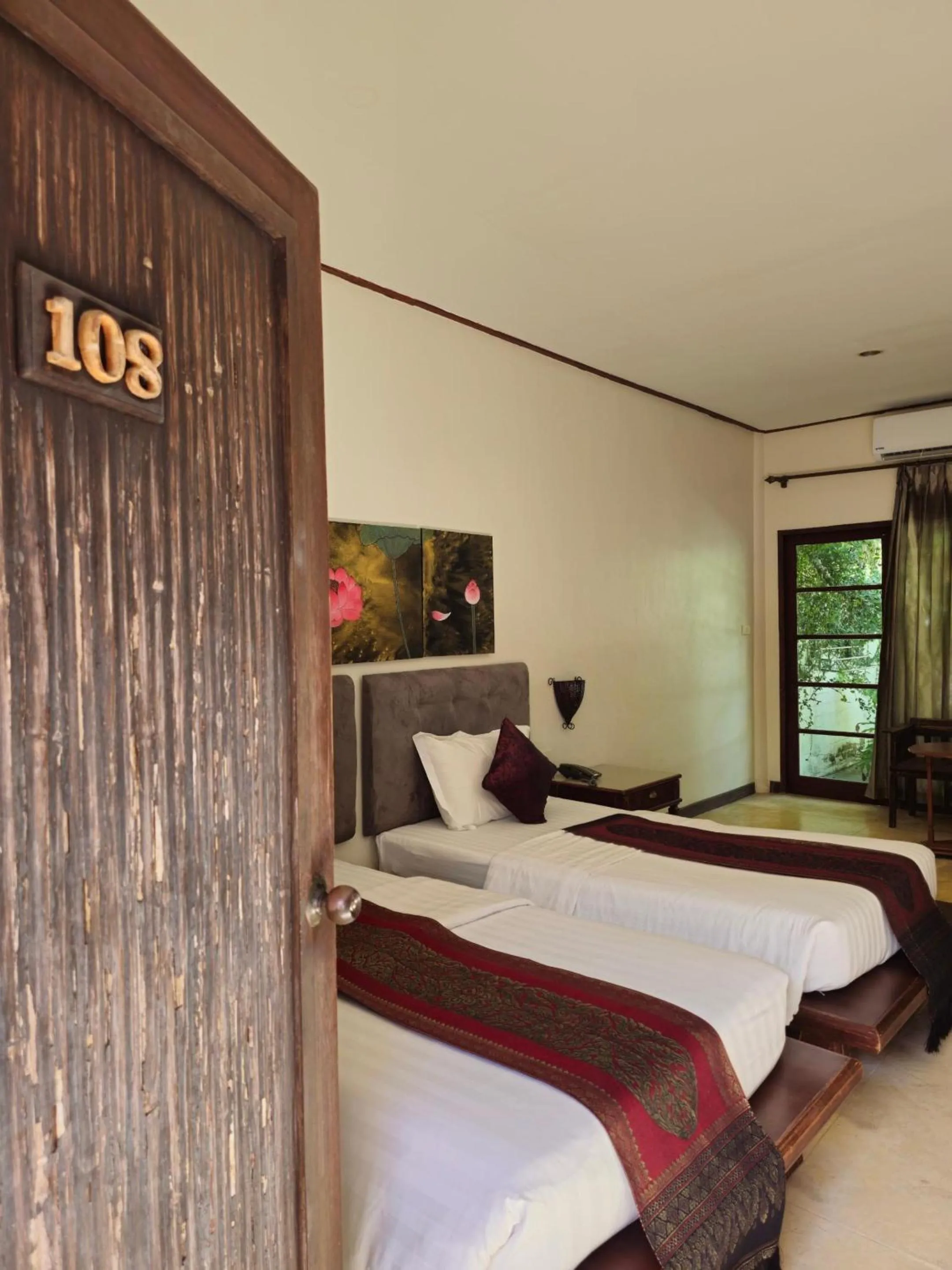 Photo of the whole room, Bed in Baan Panwa Resort