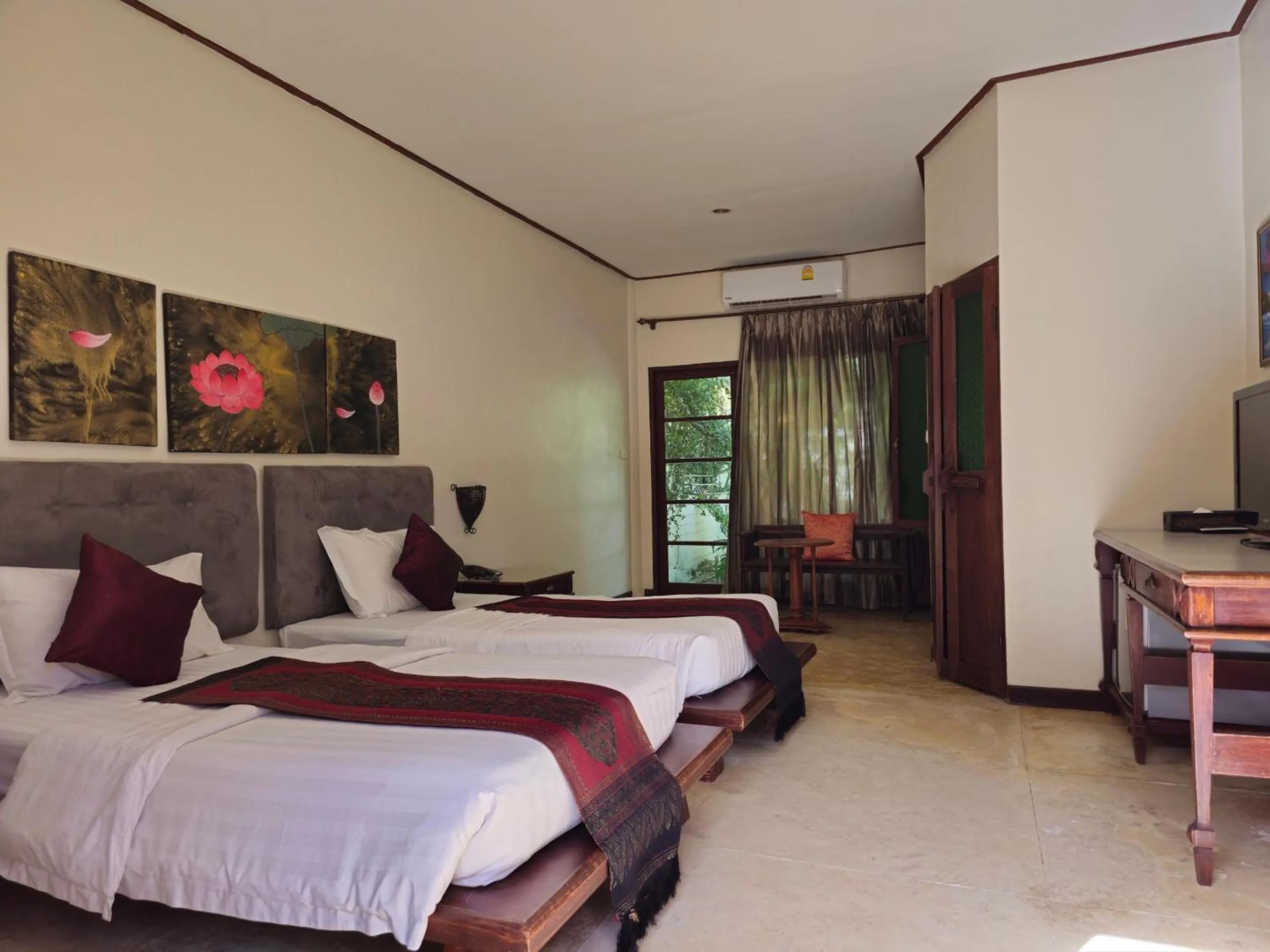 Photo of the whole room, Bed in Baan Panwa Resort