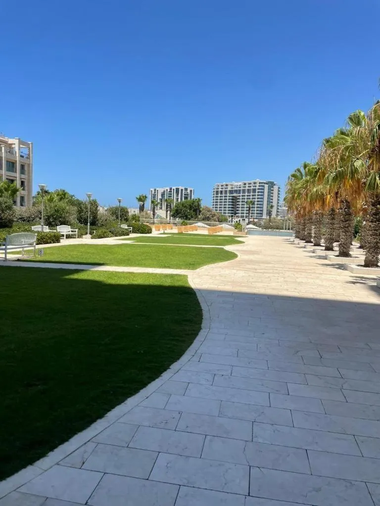 Garden in Okeanos Bmarina