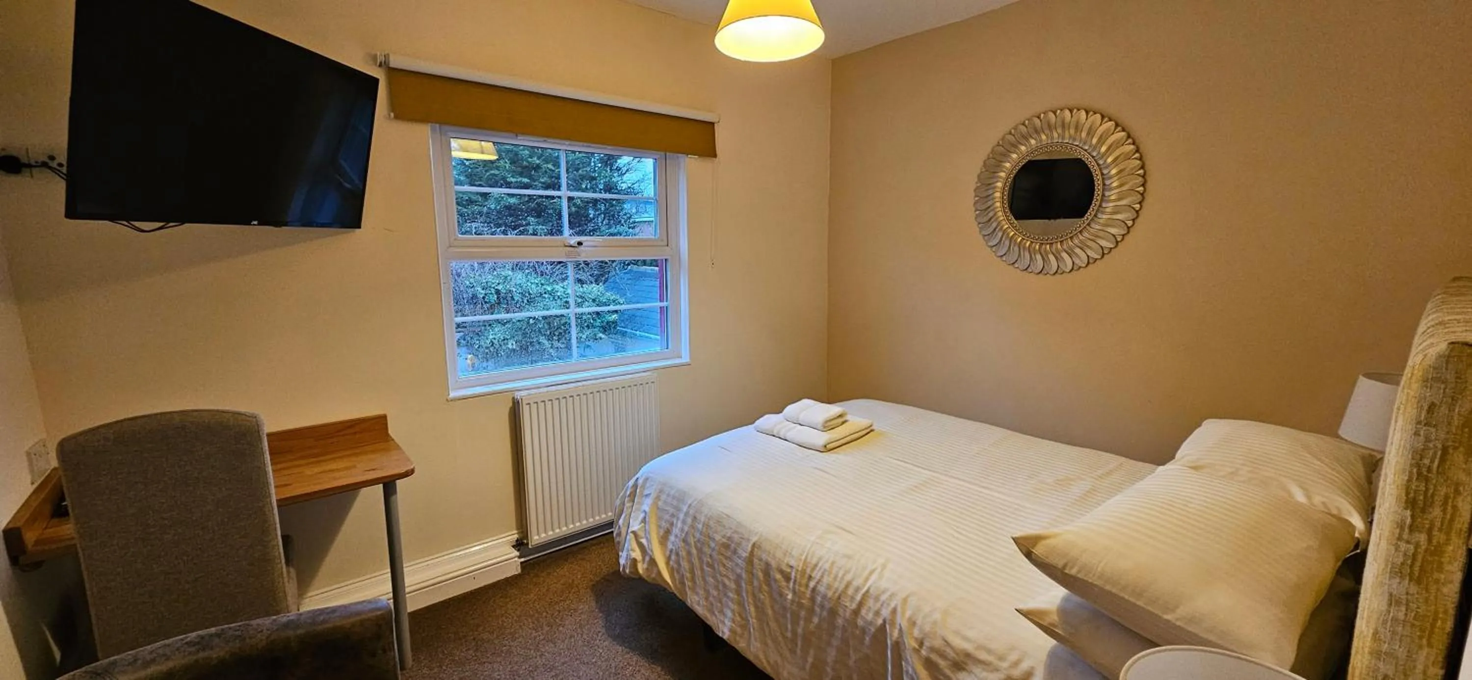 Bedroom, Bed in Edward Hotel