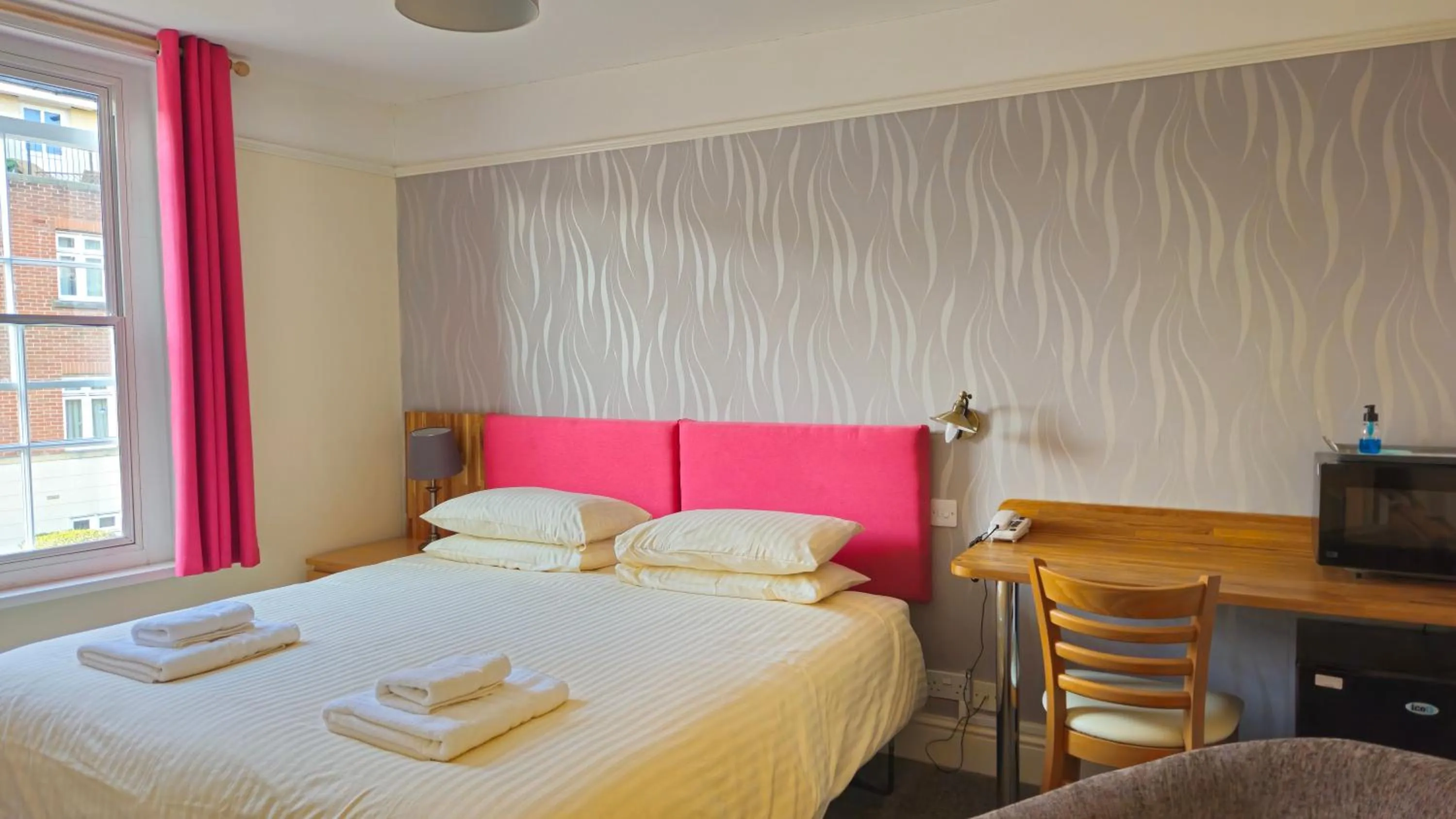 Bedroom, Bed in Edward Hotel