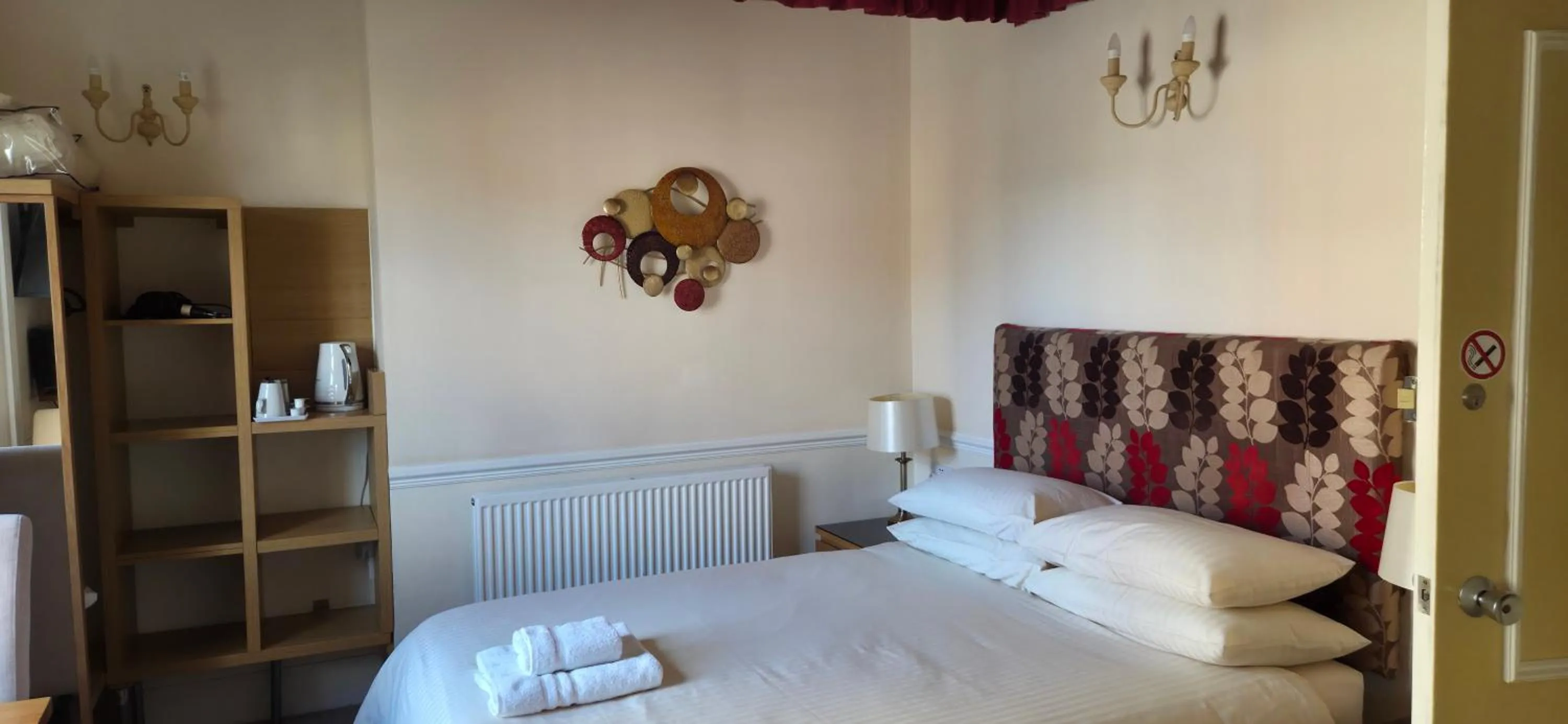 Bedroom, Bed in Edward Hotel