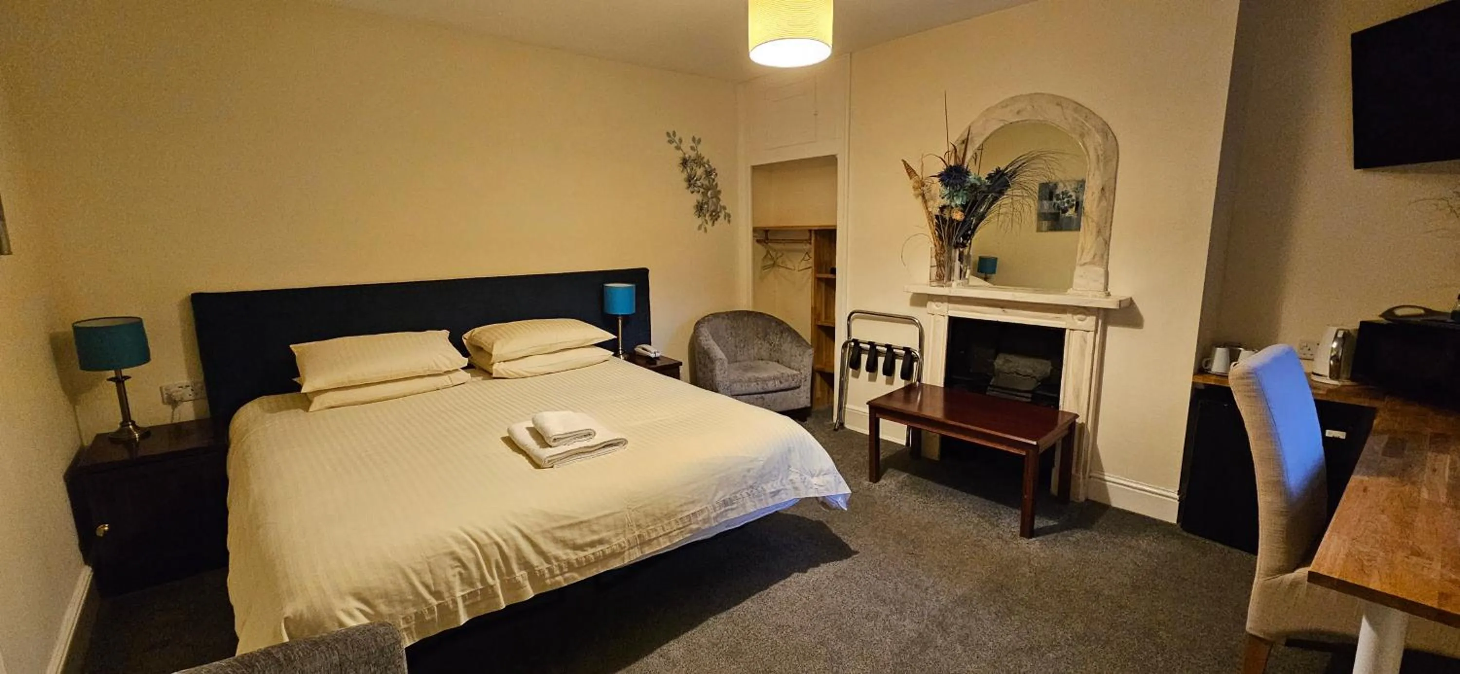 Bedroom, Bed in Edward Hotel