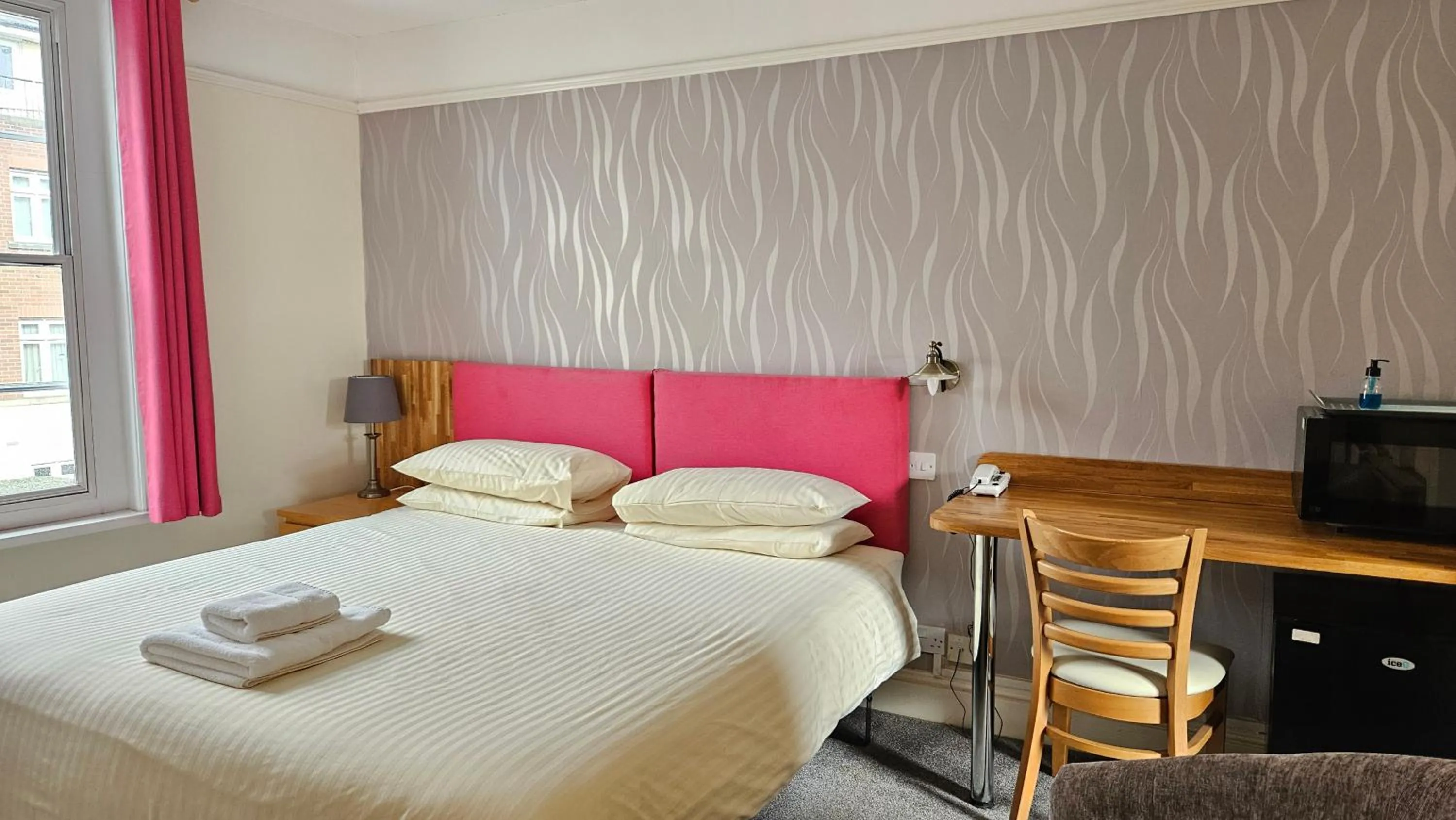 Bedroom, Bed in Edward Hotel