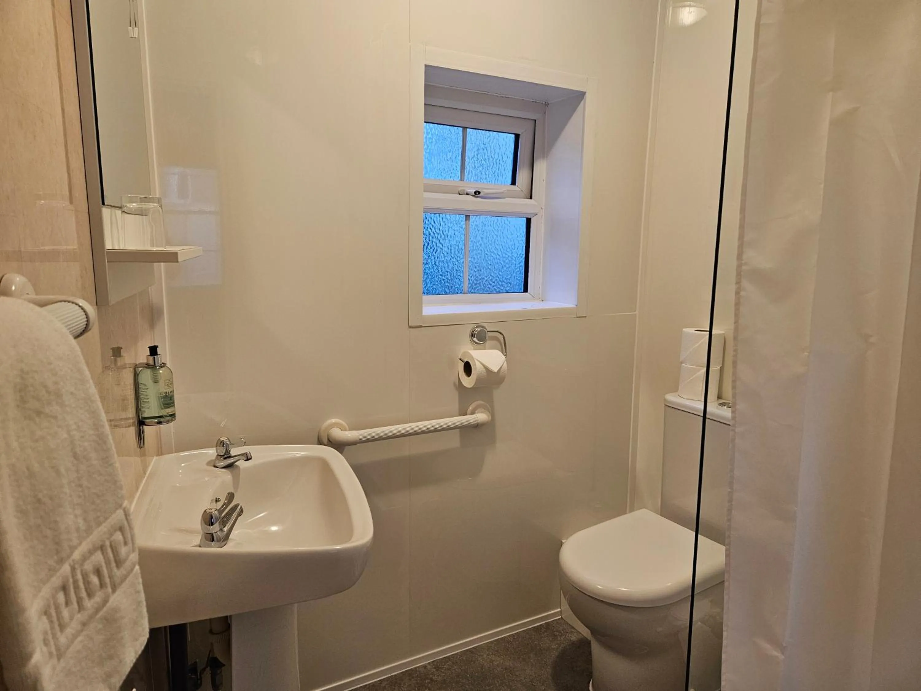 Bathroom in Edward Hotel