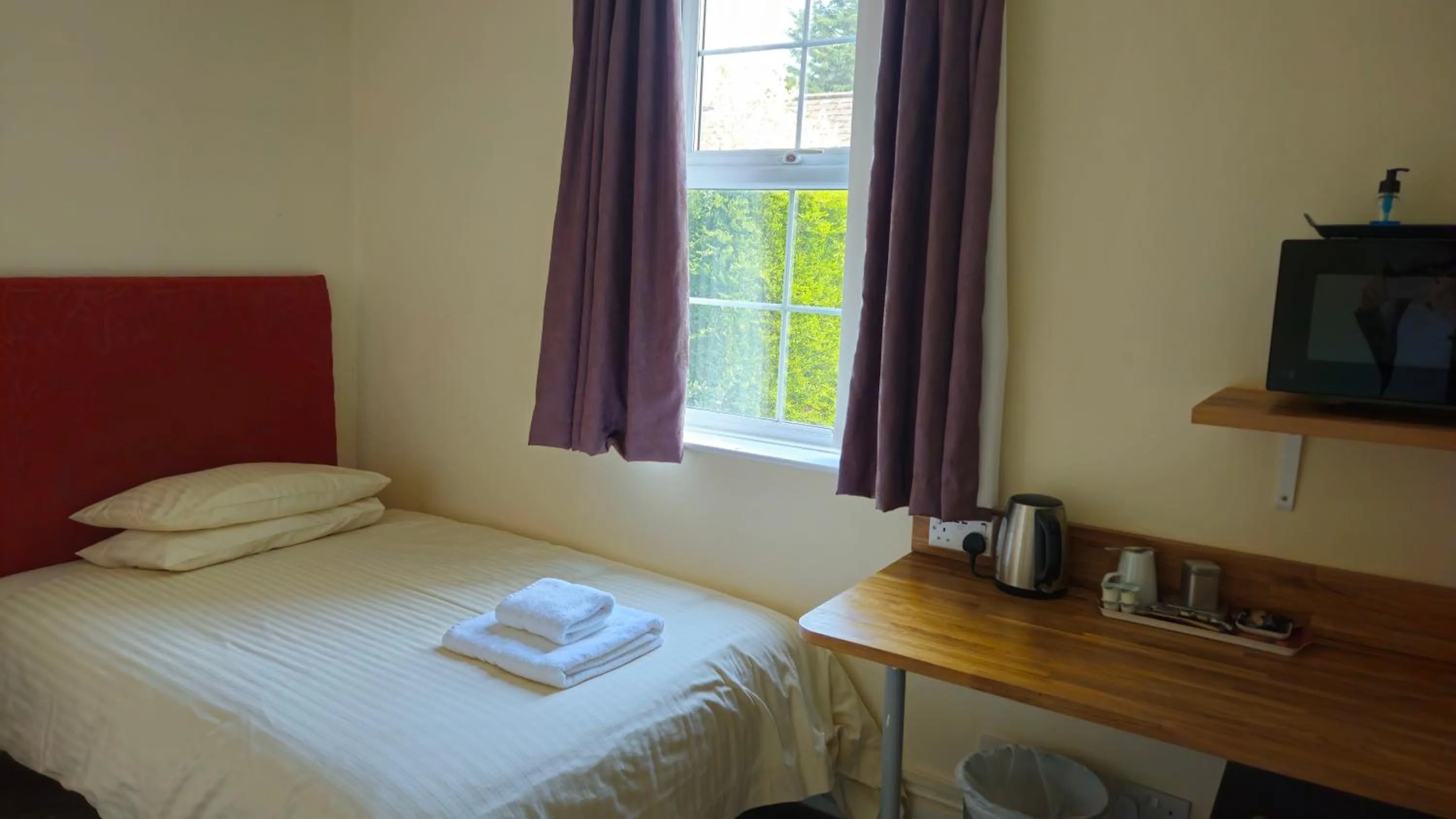 Bedroom, Bed in Edward Hotel