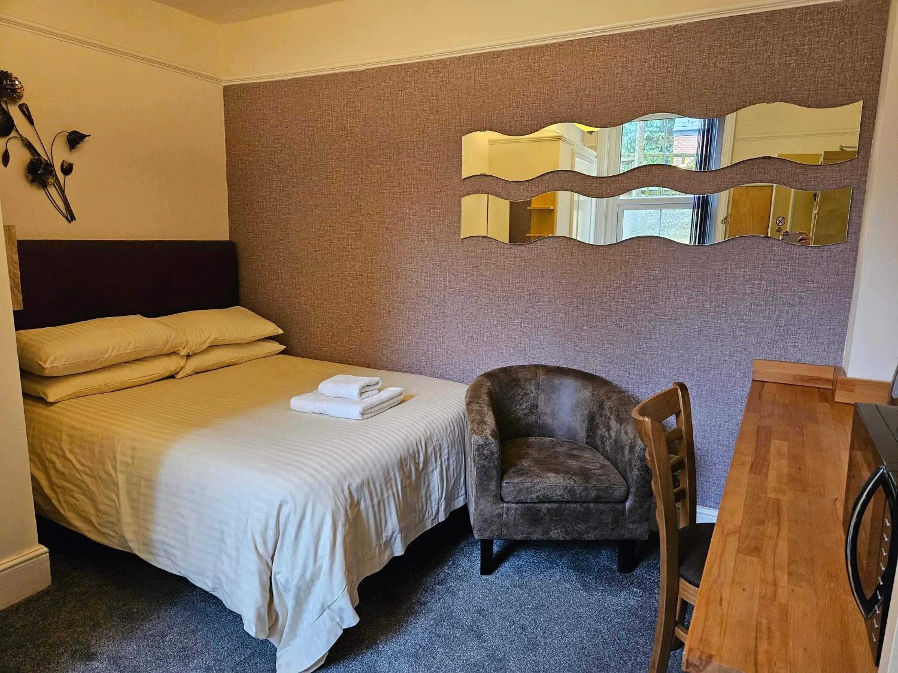 Bedroom, Bed in Edward Hotel