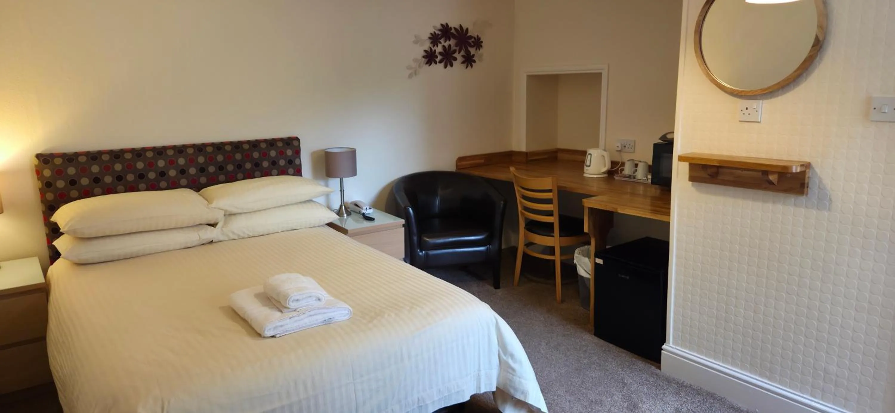 Bedroom, Bed in Edward Hotel