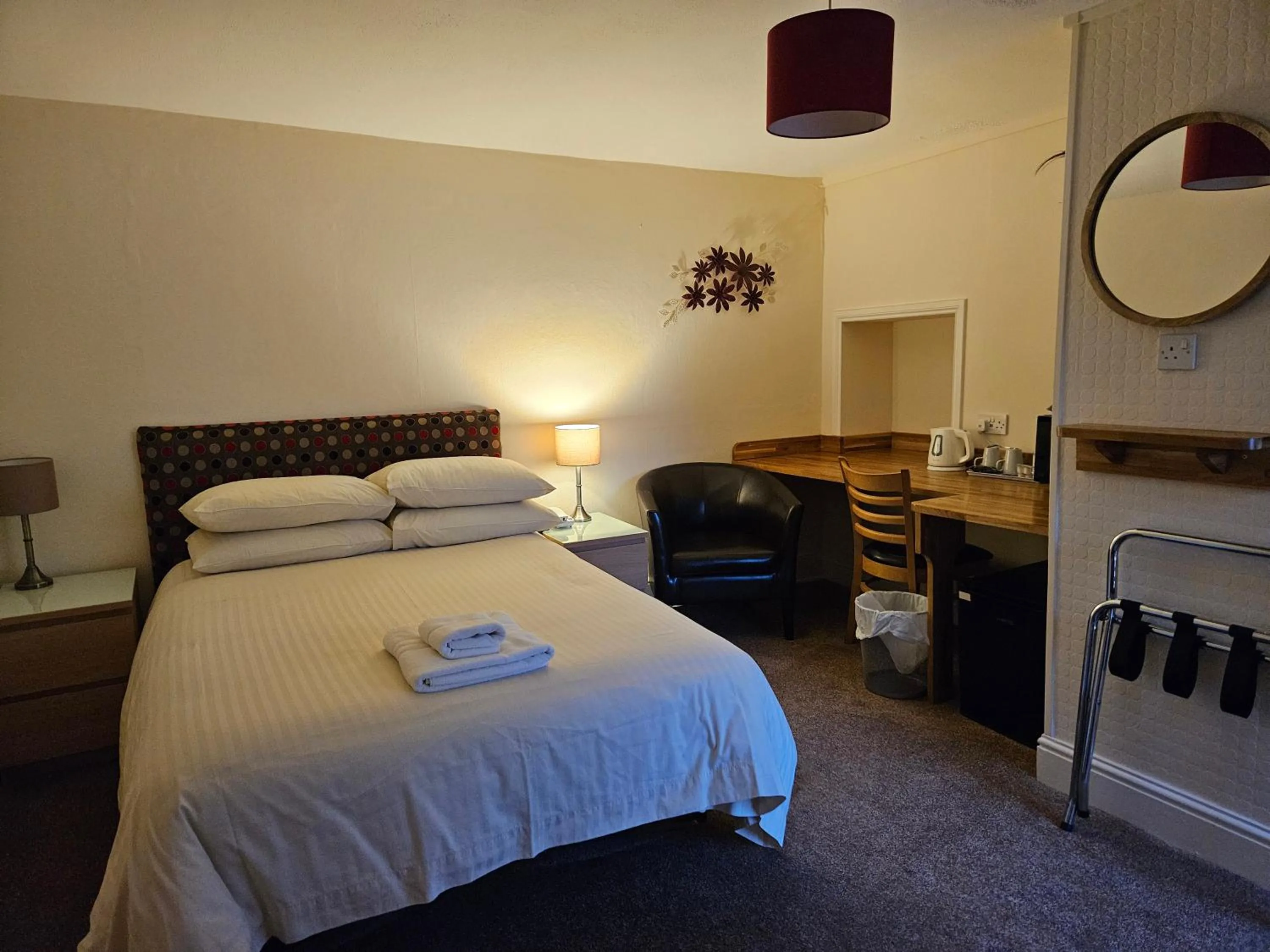 Bedroom, Bed in Edward Hotel