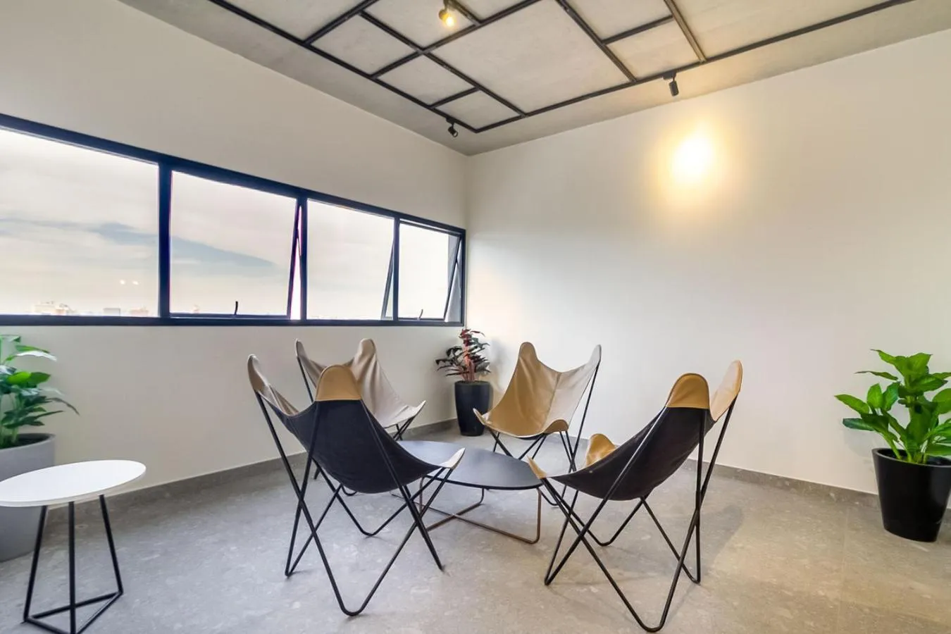 Living room in 360 VN Ueno by Housi