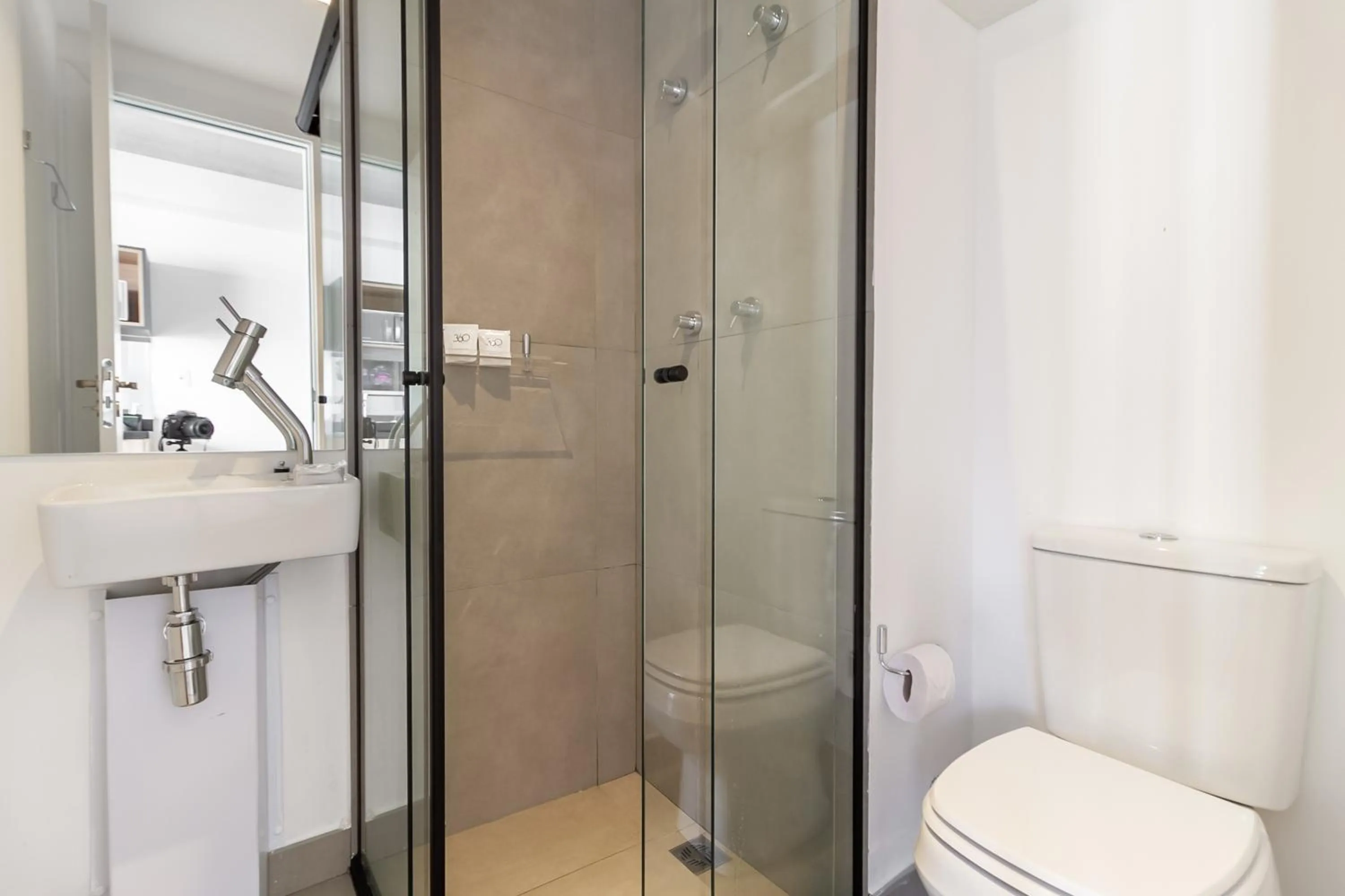 Bathroom in 360 VN Ueno by Housi