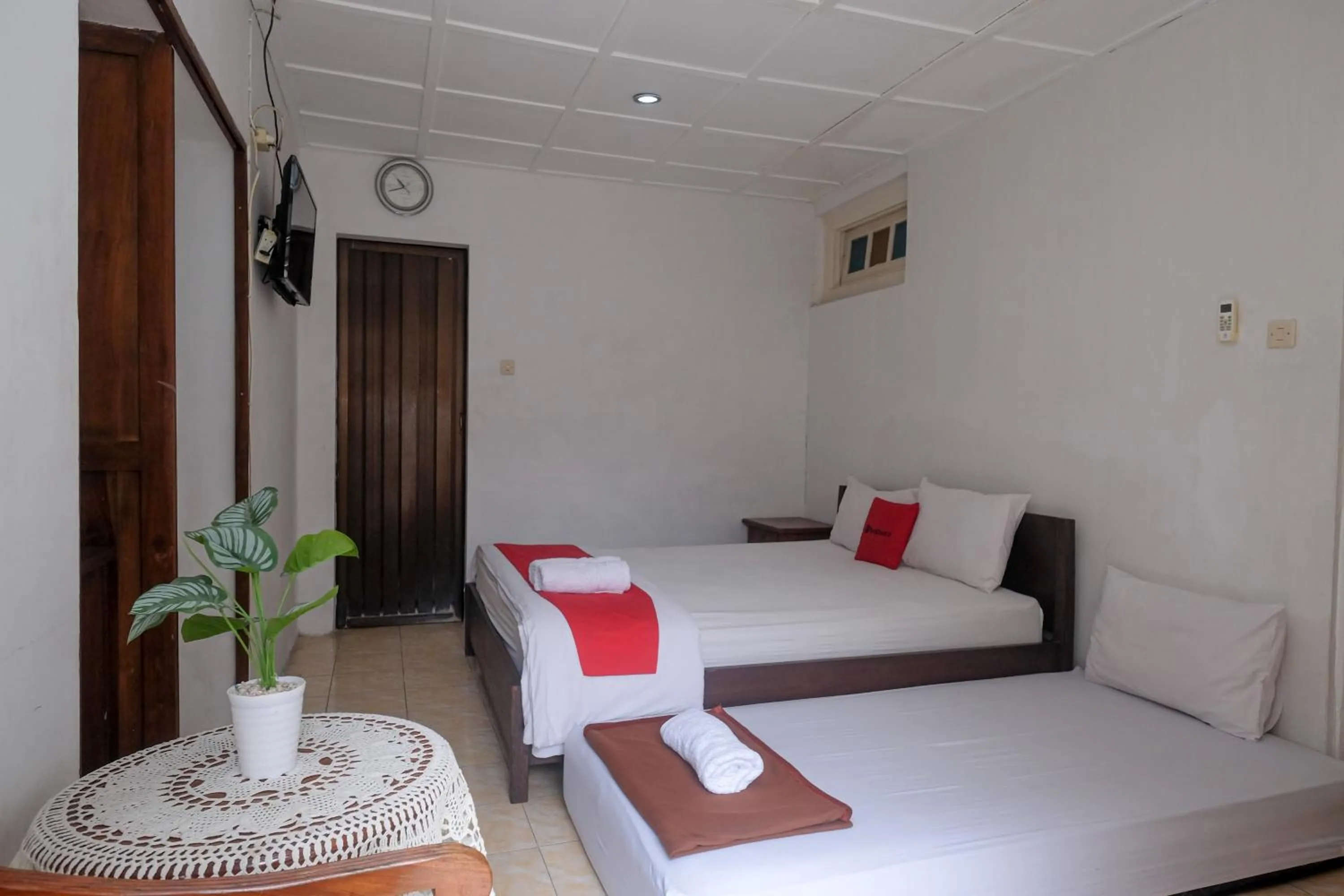 Bedroom, Bed in Reddoorz Syariah near Wijilan Yogyakarta