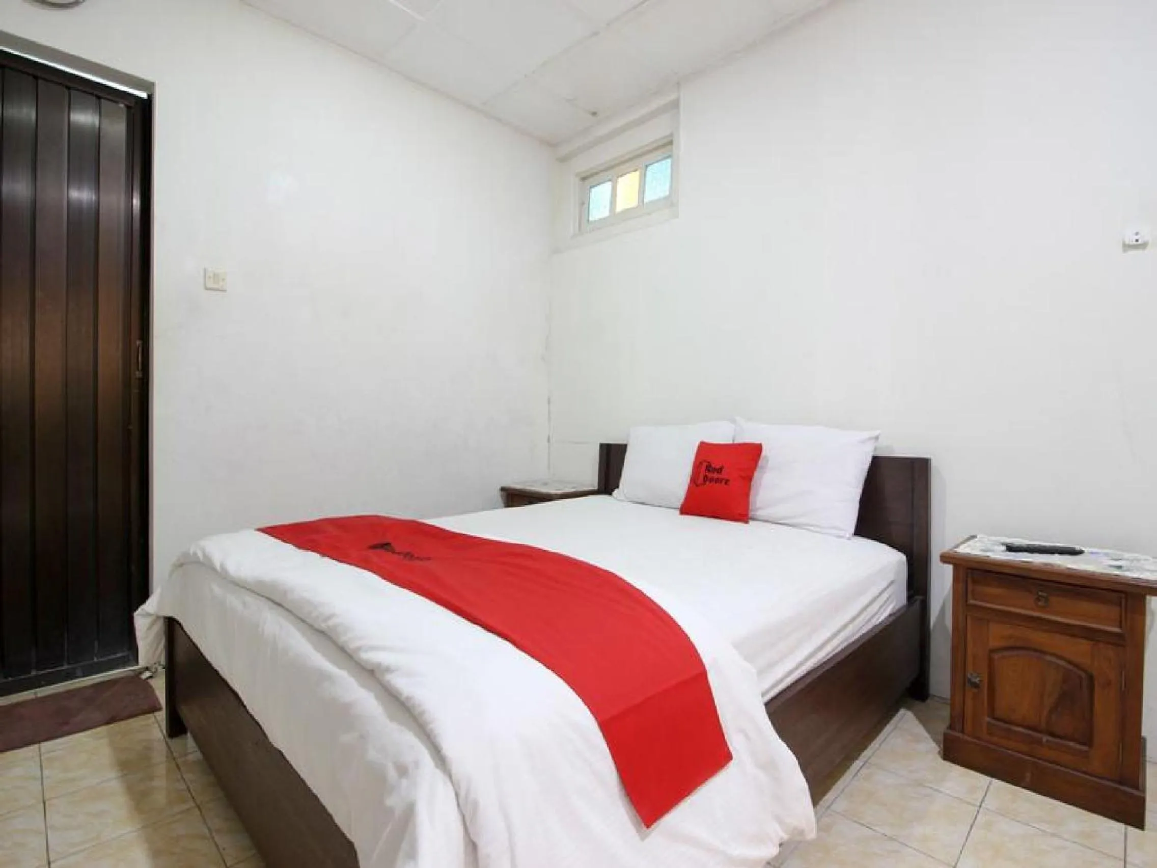 Bedroom, Bed in Reddoorz Syariah near Wijilan Yogyakarta