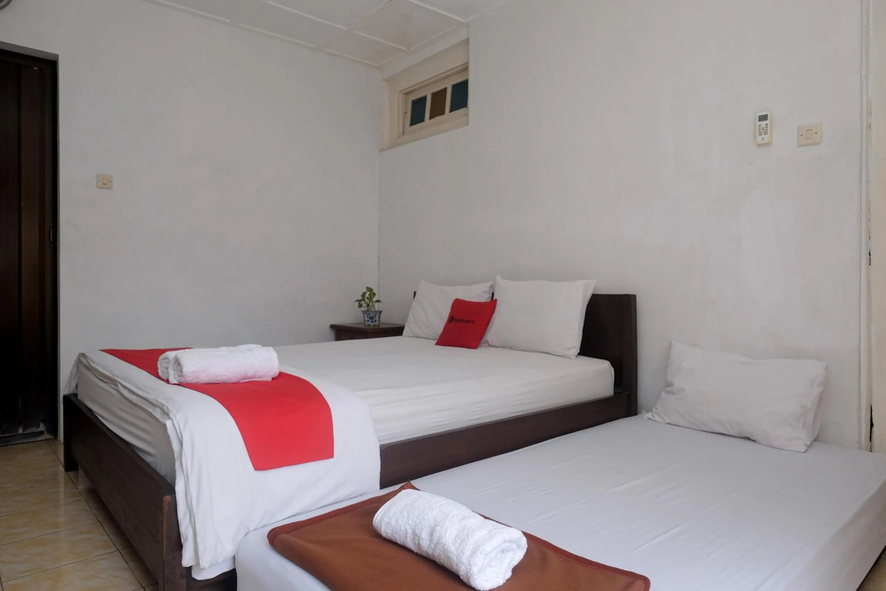 Bedroom, Bed in Reddoorz Syariah near Wijilan Yogyakarta