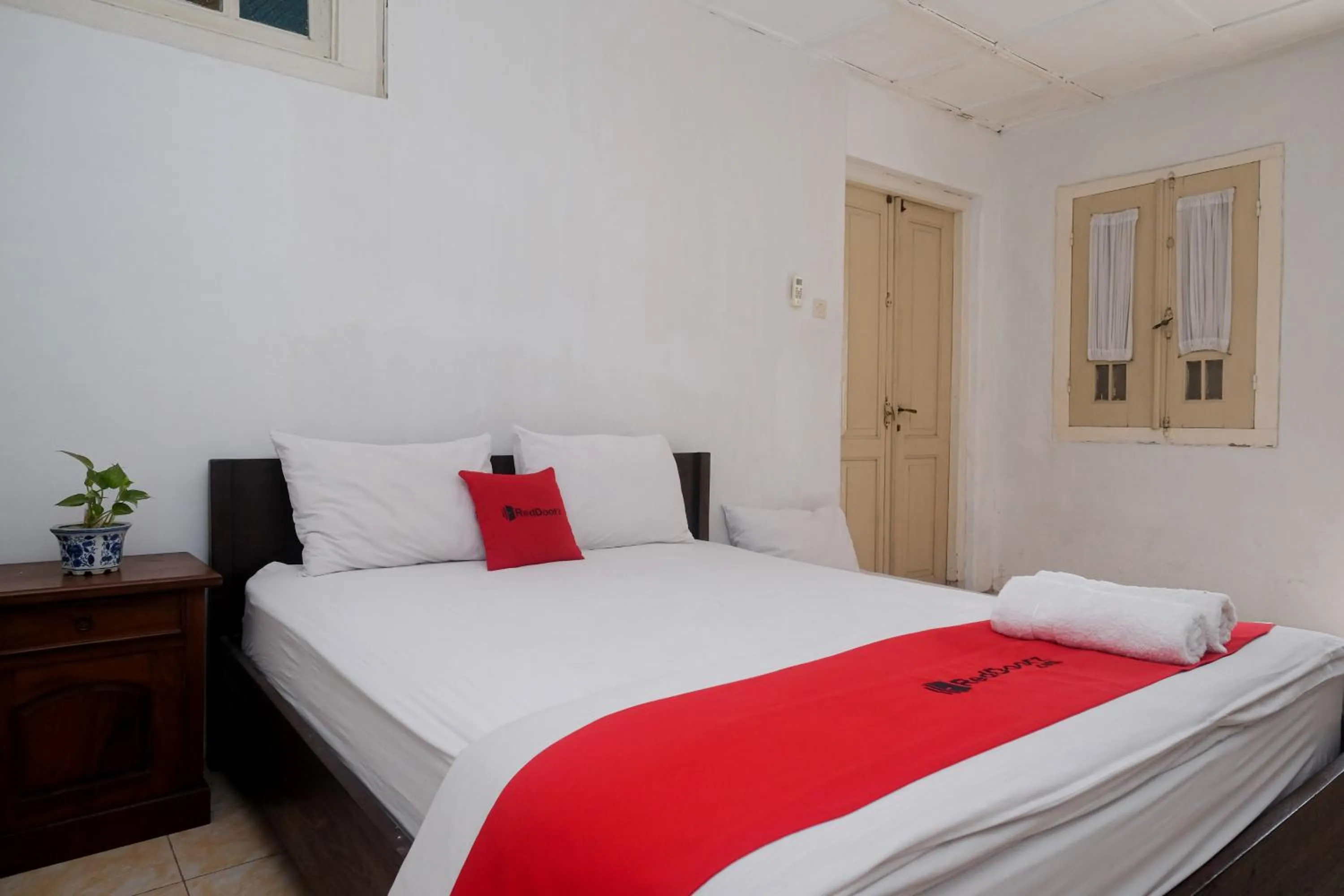 Bedroom, Bed in Reddoorz Syariah near Wijilan Yogyakarta