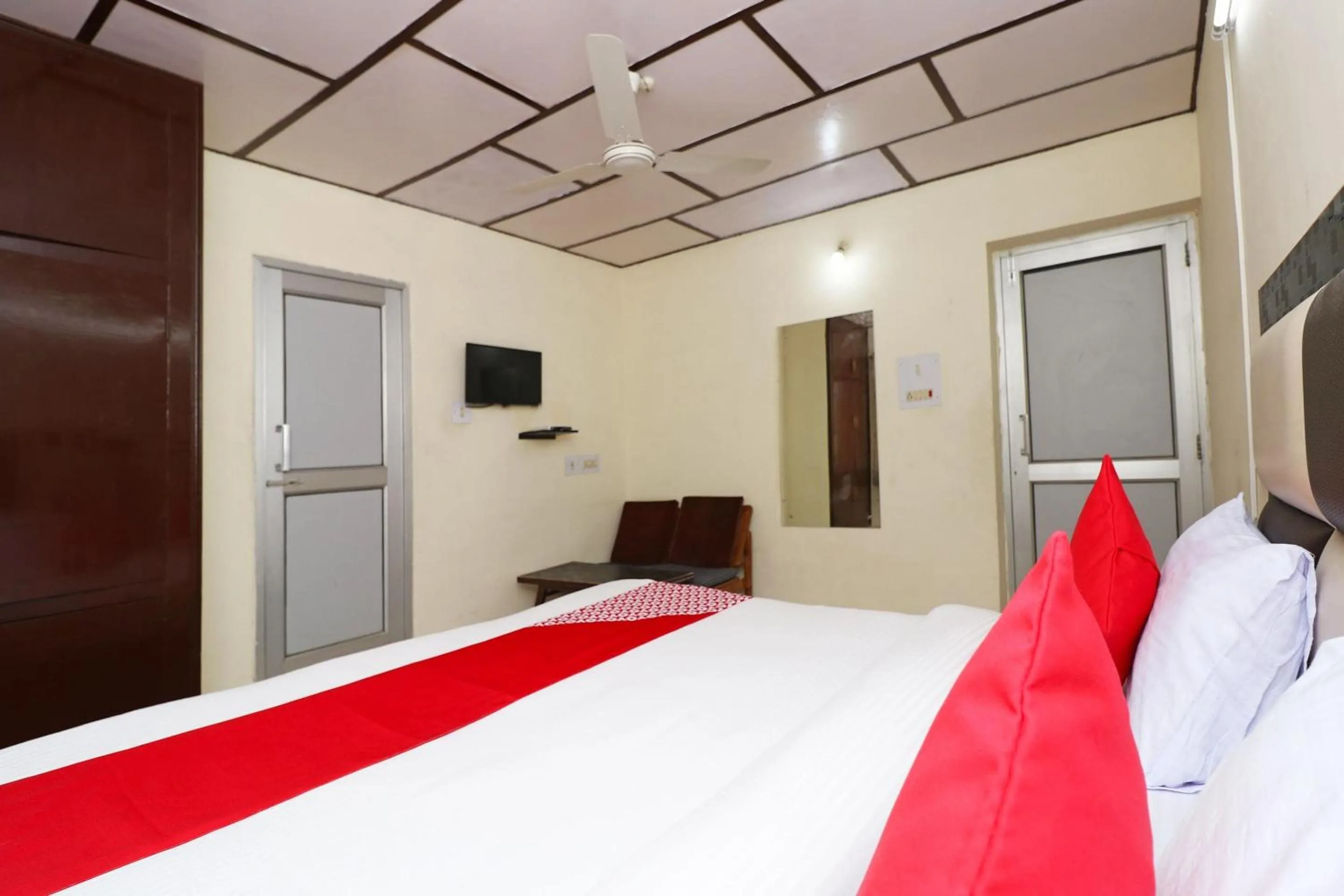 Bedroom, Bed in Hotel O Country Lodge