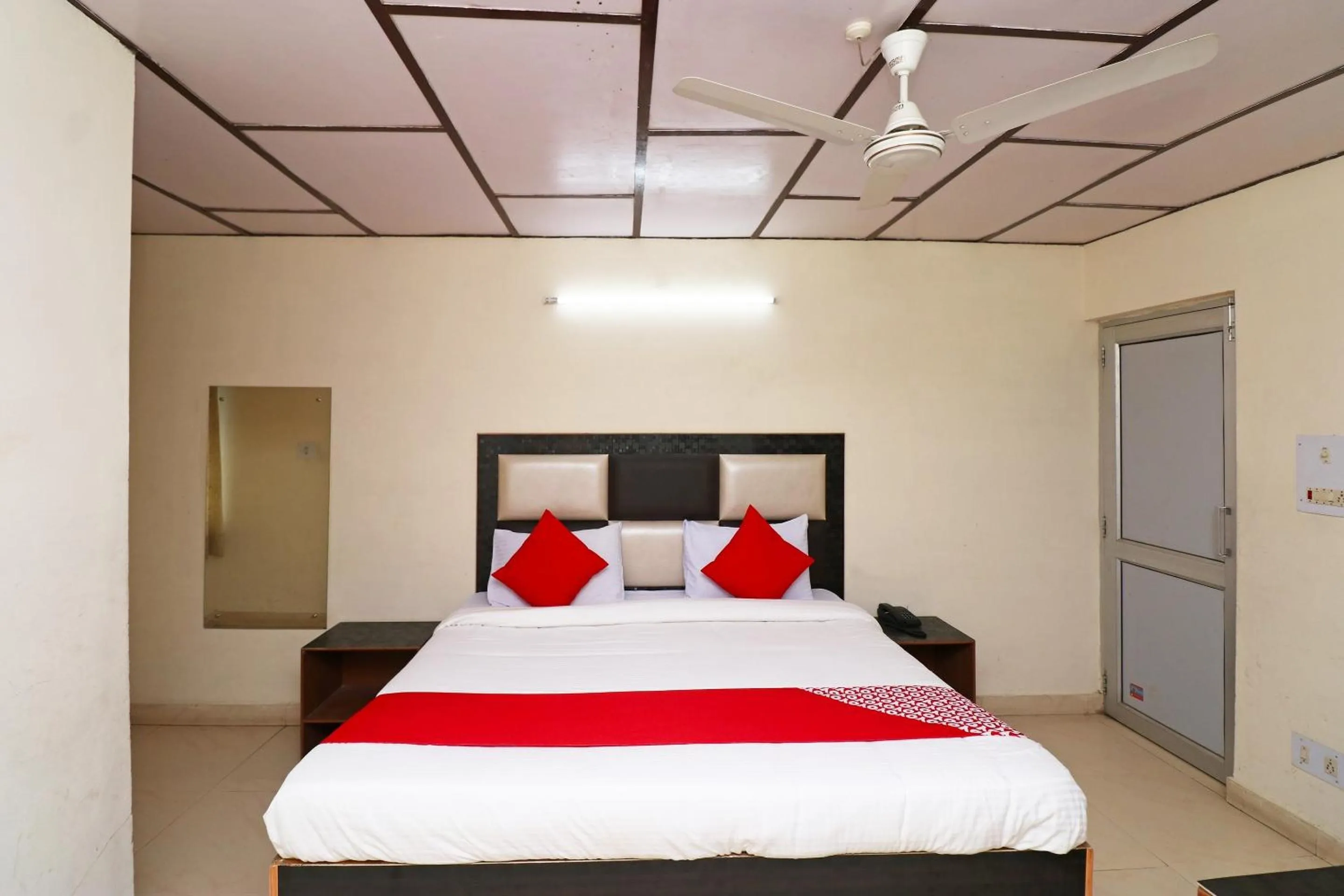 Bedroom, Bed in Hotel O Country Lodge