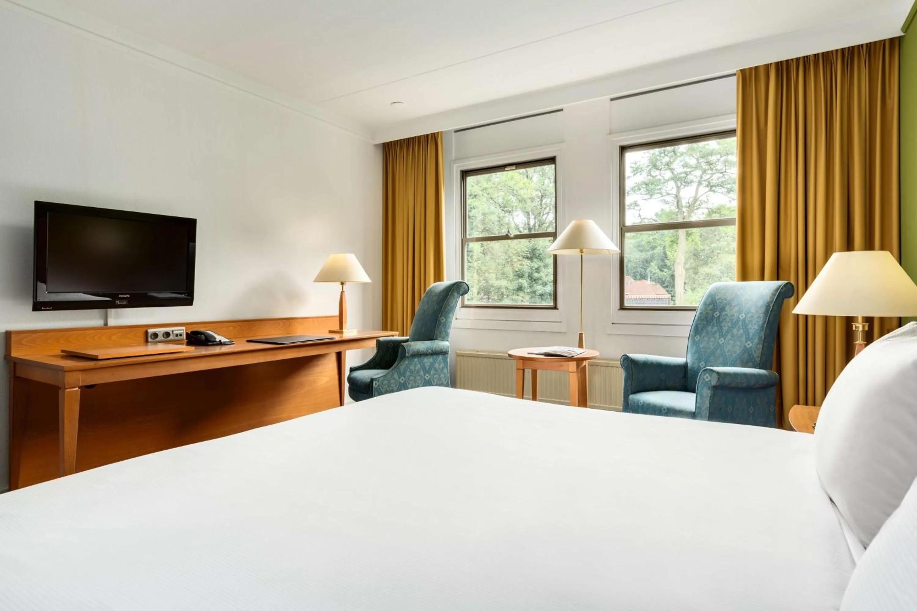 Photo of the whole room, Bed in NH Bussum Jan Tabak