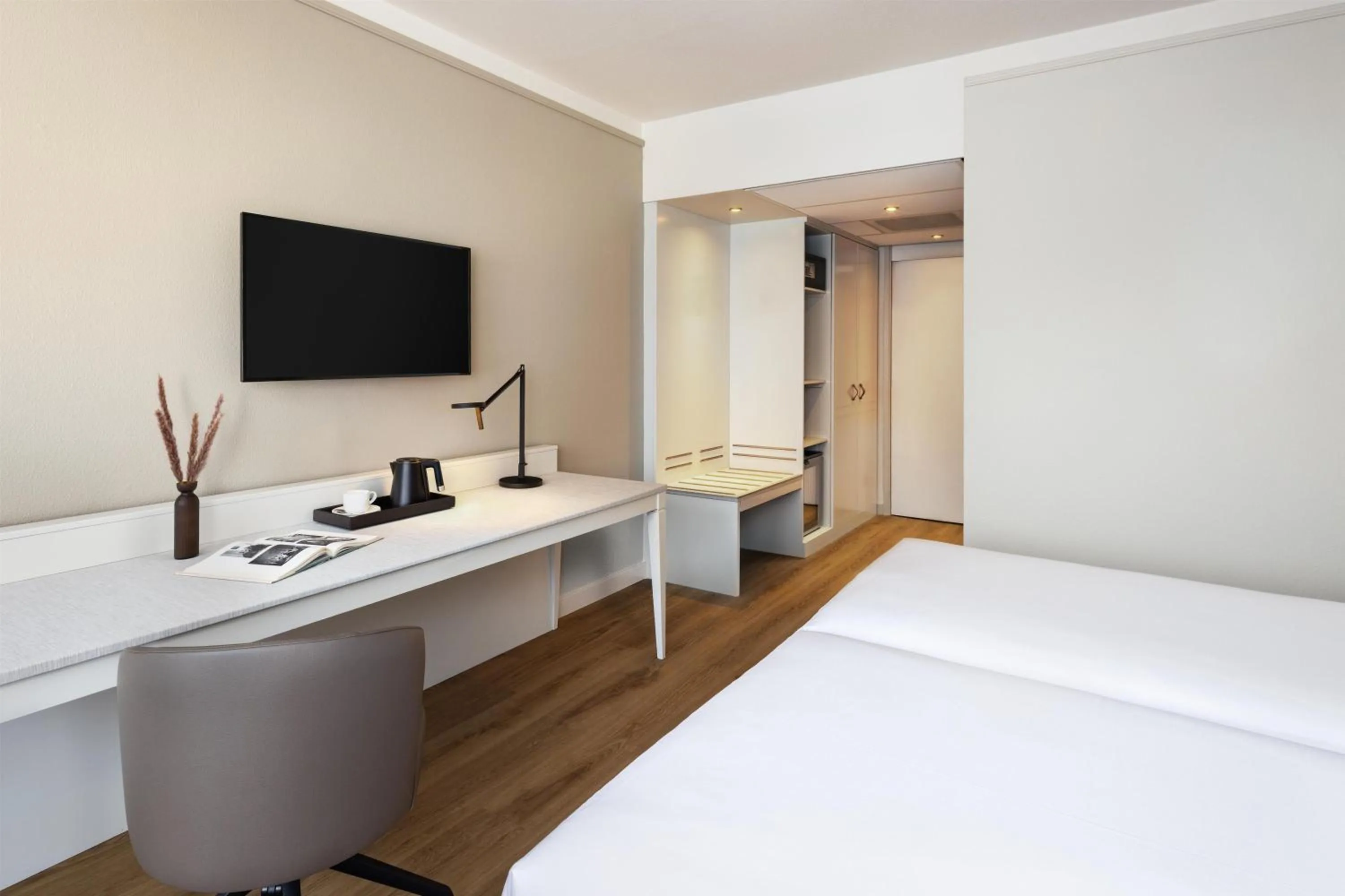 Photo of the whole room, Bed in NH Bussum Jan Tabak