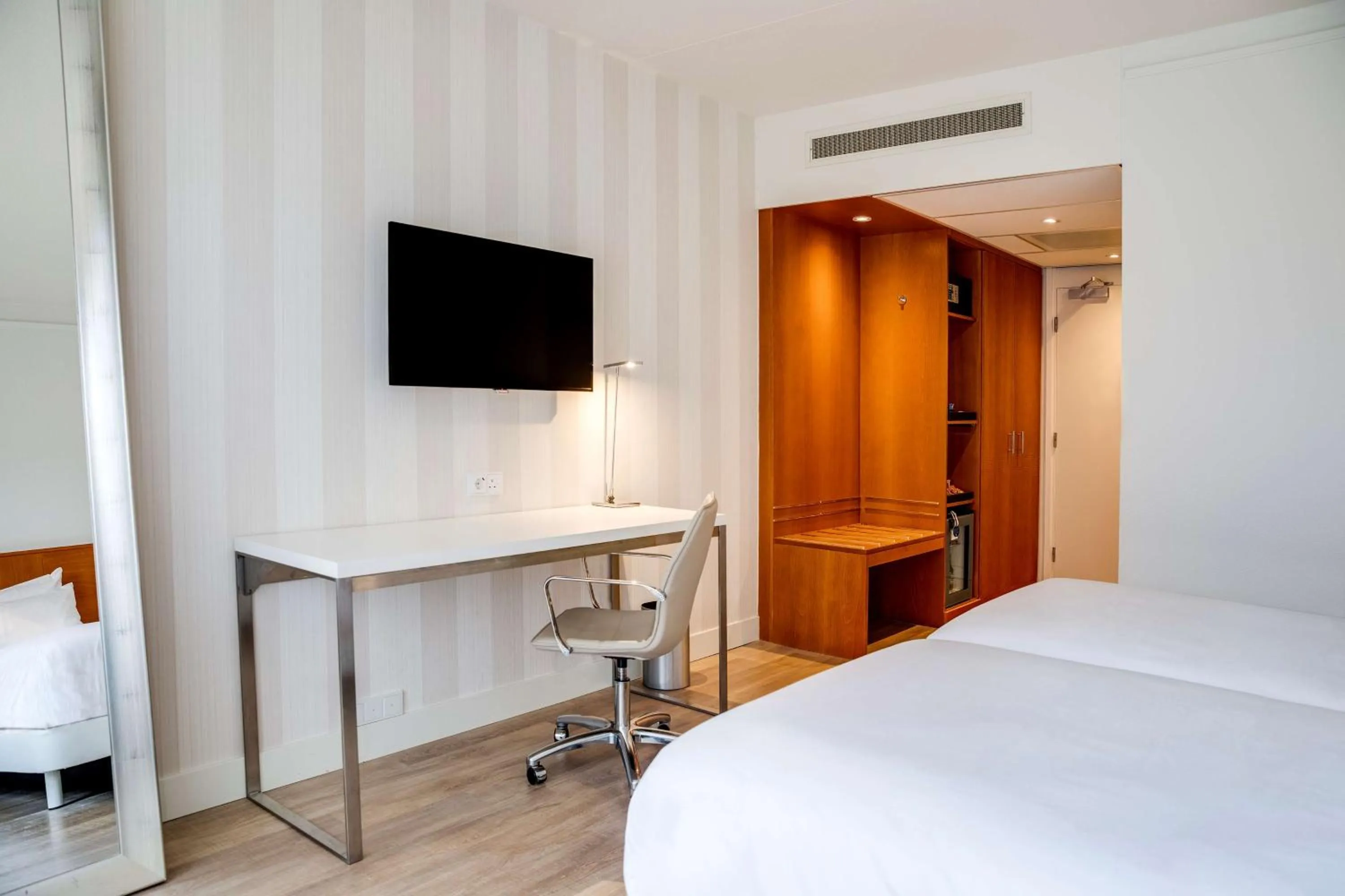 Photo of the whole room, Bed in NH Bussum Jan Tabak